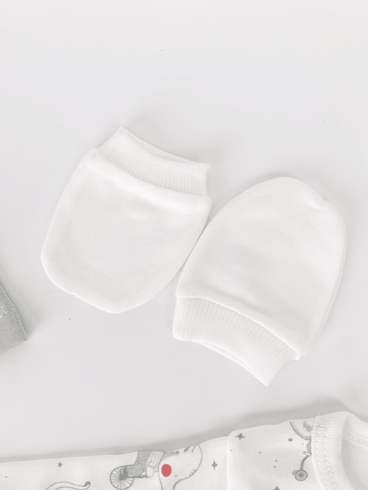Set Hainute 5 Piese Bebelusi - Bluzita Alba, Pantalonasi si Accesorii - Botez bebelusi