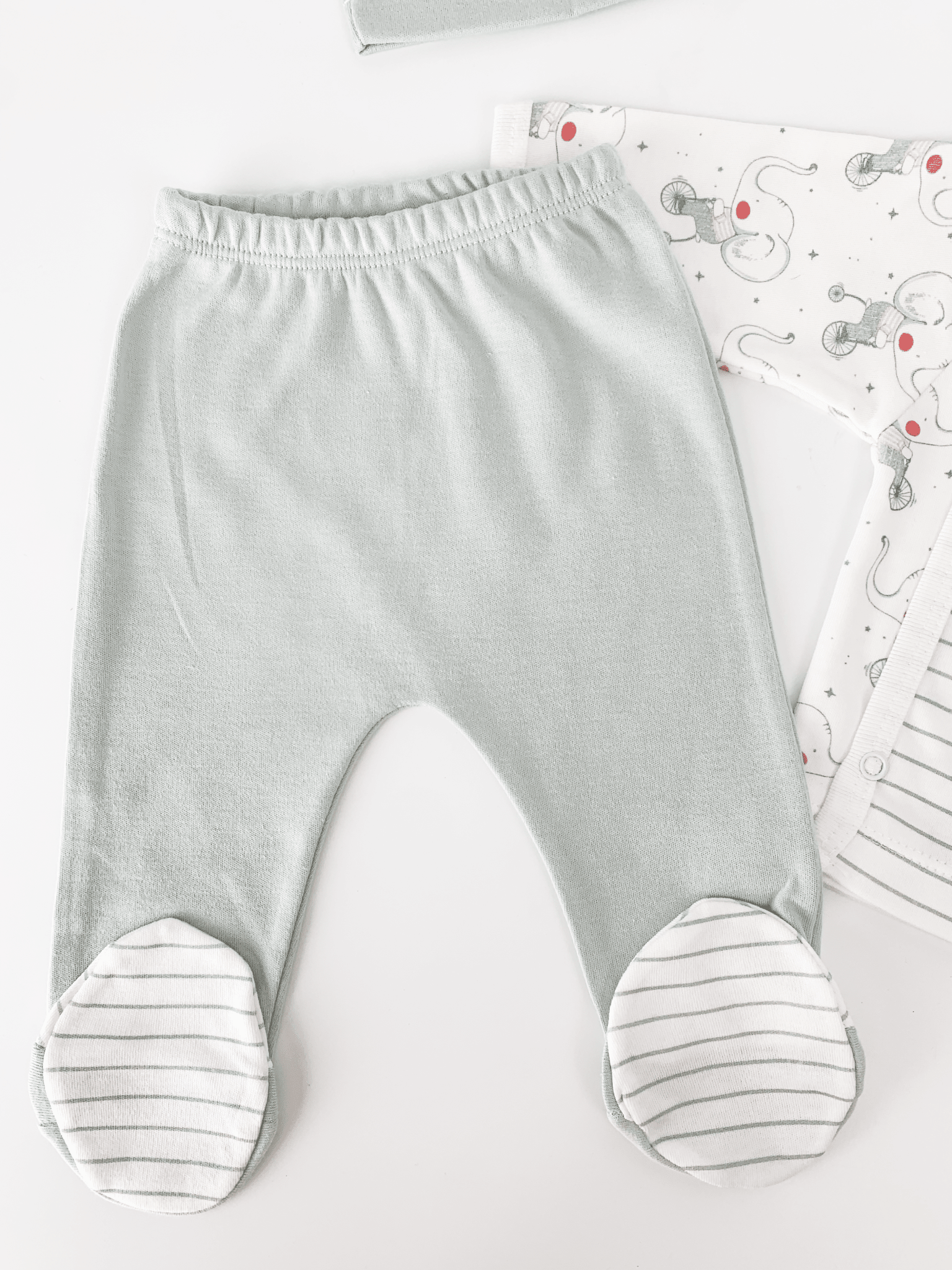 Set Hainute 5 Piese Bebelusi - Bluzita Alba, Pantalonasi si Accesorii - Botez bebelusi