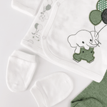 Set Hainute 5 Piese Bebelusi - Bluzita Alba, Pantalonasi Verzi si Accesorii - Botez bebelusi