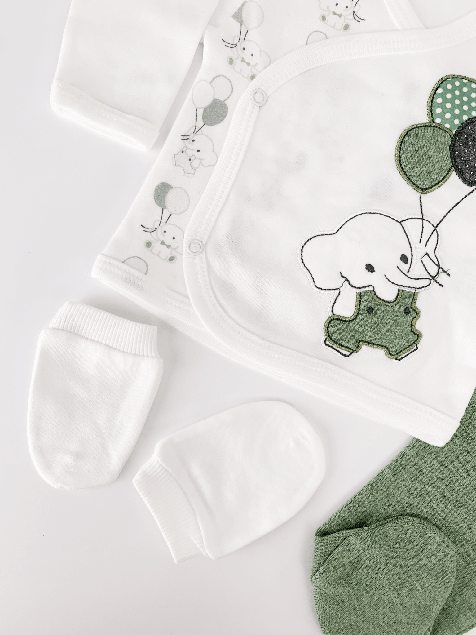 Set Hainute 5 Piese Bebelusi - Bluzita Alba, Pantalonasi Verzi si Accesorii - Botez bebelusi