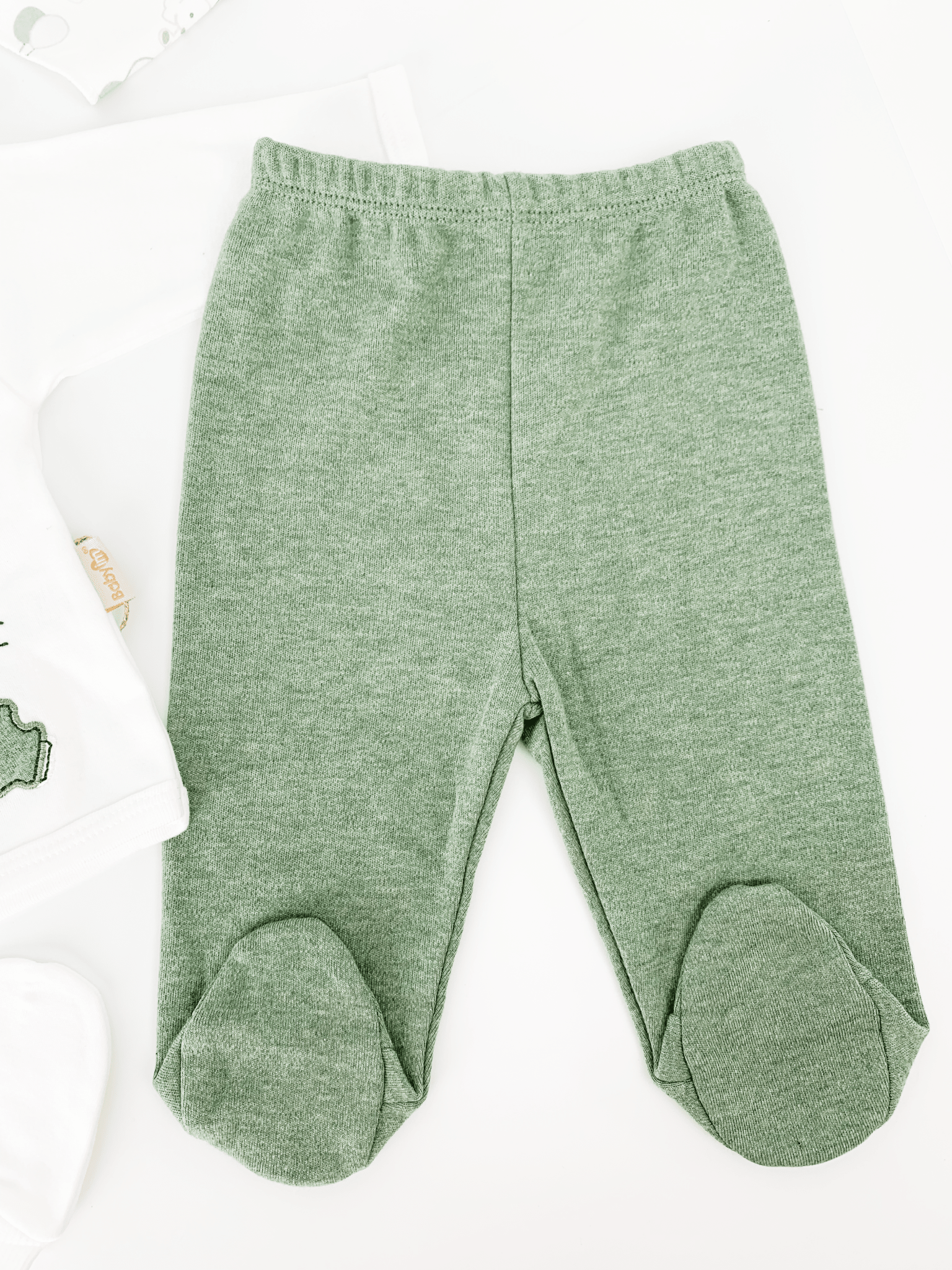 Set Hainute 5 Piese Bebelusi - Bluzita Alba, Pantalonasi Verzi si Accesorii - Botez bebelusi