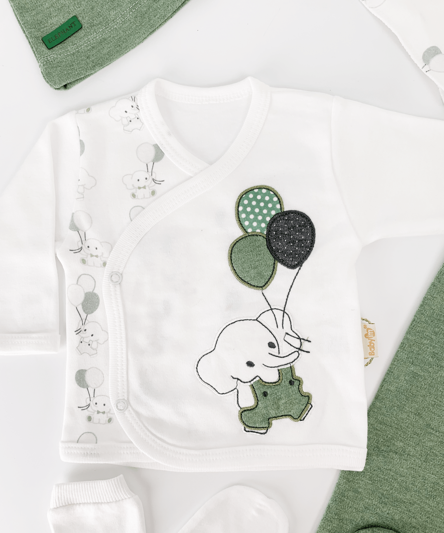 Set Hainute 5 Piese Bebelusi - Bluzita Alba, Pantalonasi Verzi si Accesorii - Botez bebelusi
