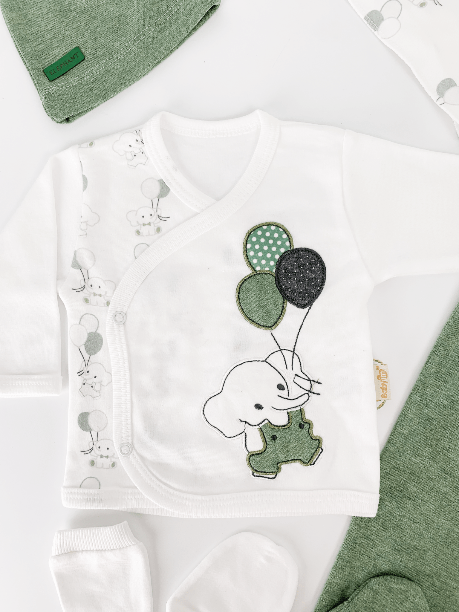 Set Hainute 5 Piese Bebelusi - Bluzita Alba, Pantalonasi Verzi si Accesorii - Botez bebelusi
