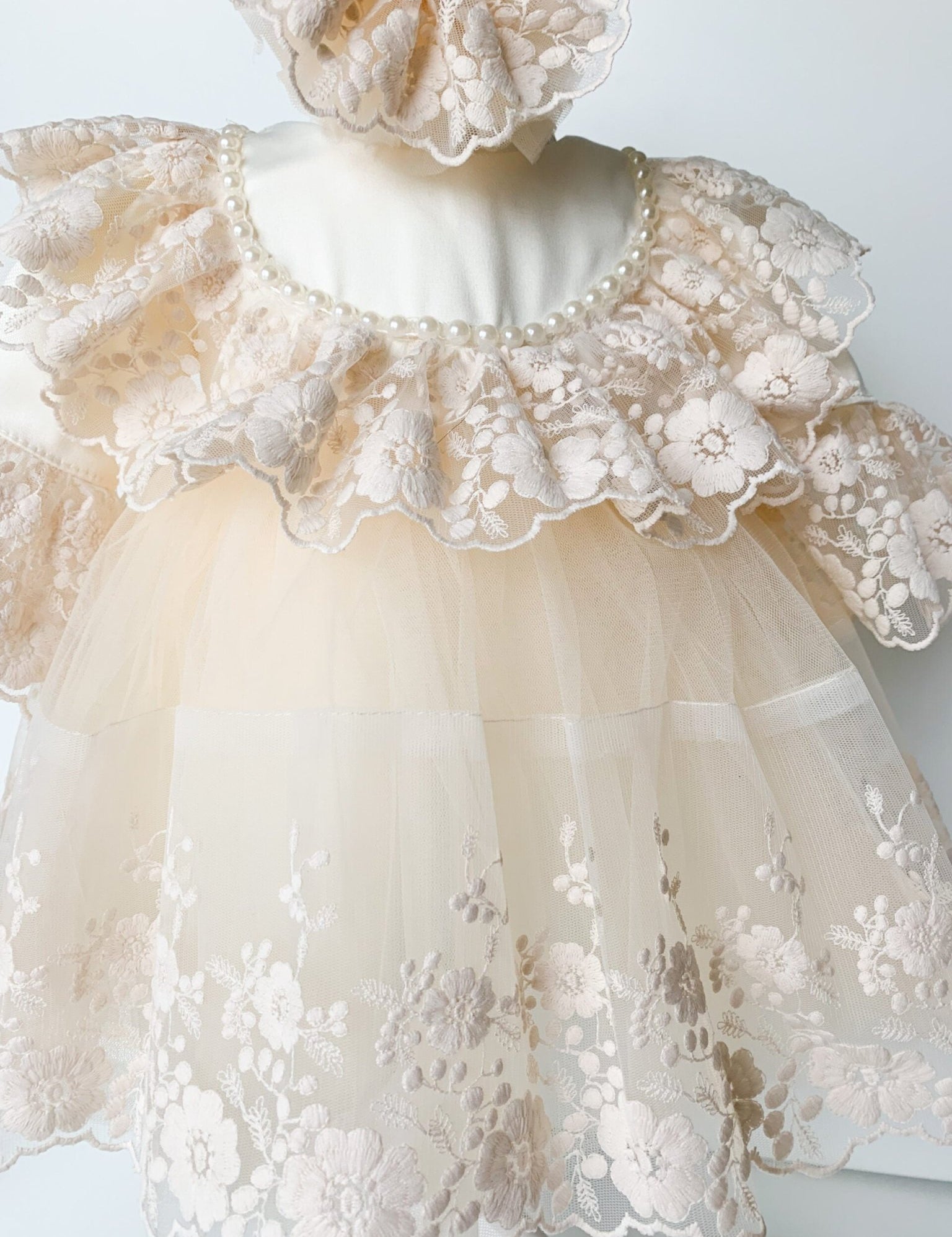 Set pentru botez fetita, rochie cu dantela Aimee,lumanare ceara naturala,trusou - Botez bebelusi
