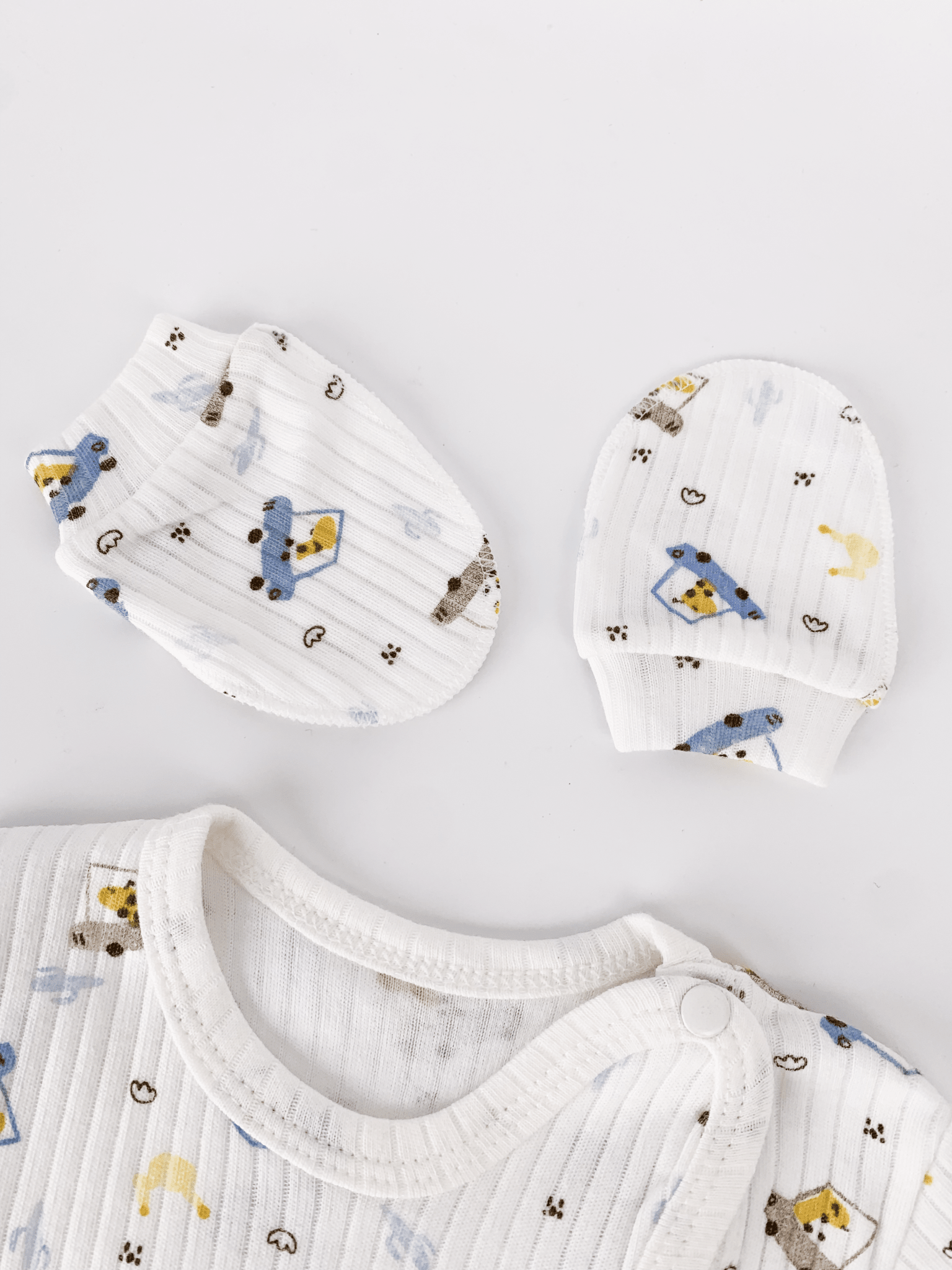 Set salopeta alba baiat cu masinute - 4 piese - Botez bebelusi