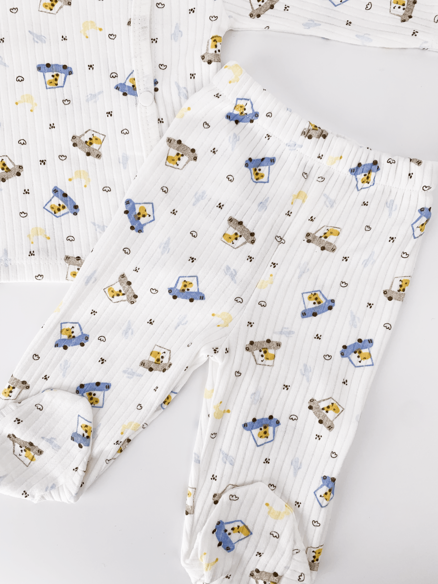 Set salopeta alba baiat cu masinute - 4 piese - Botez bebelusi