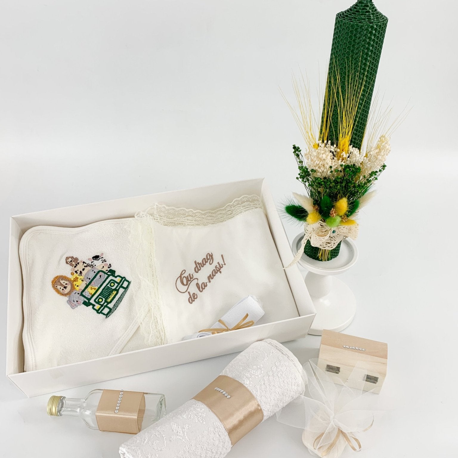 Trusou baiat cu animalute in masina si lumanare verde din ceara naturala - Botez bebelusi