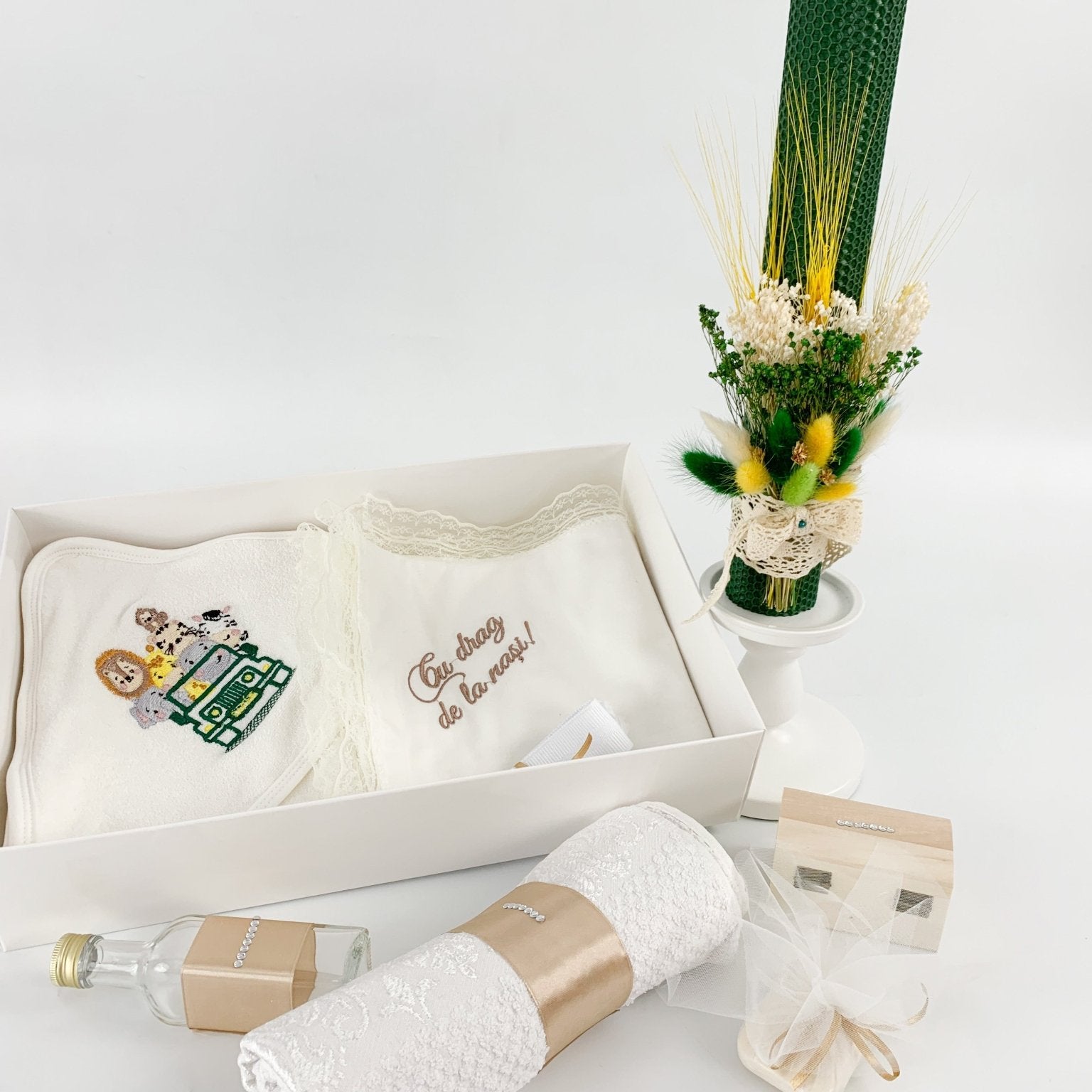 Trusou baiat cu animalute in masina si lumanare verde din ceara naturala - Botez bebelusi