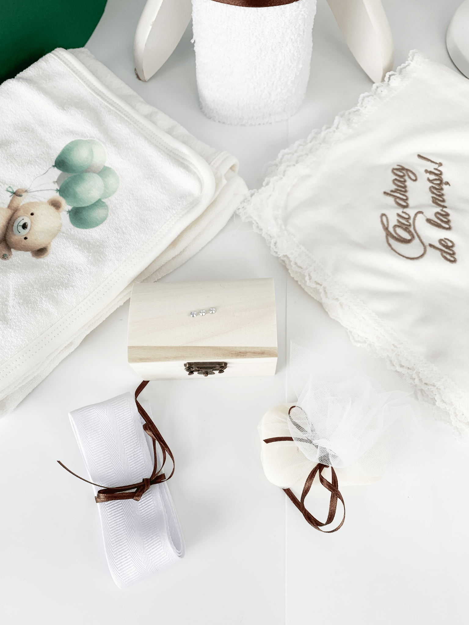 Trusou botez complet cu hainute, cufar si lumanare ceara naturala - Felix - Botez bebelusi