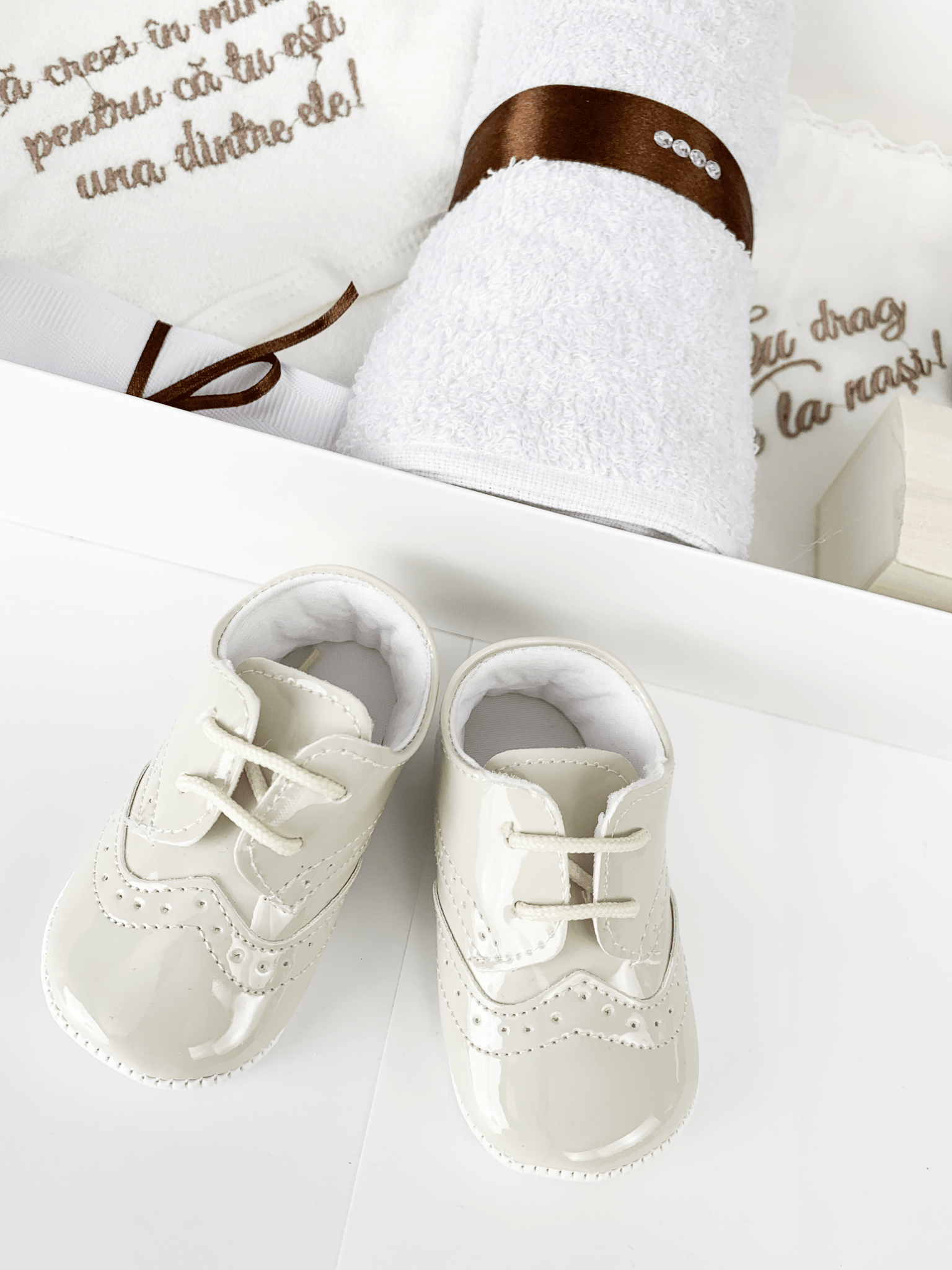 Trusou botez complet cu hainute si lumanare personalizata hand made - Alesio - Botez bebelusi