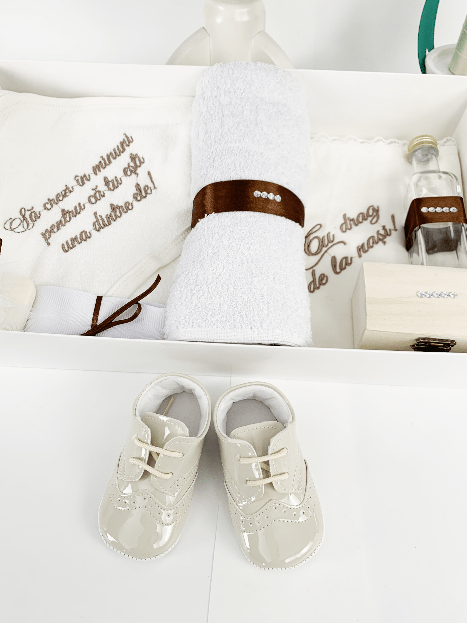 Trusou botez complet cu hainute si lumanare personalizata hand made - Alesio - Botez bebelusi