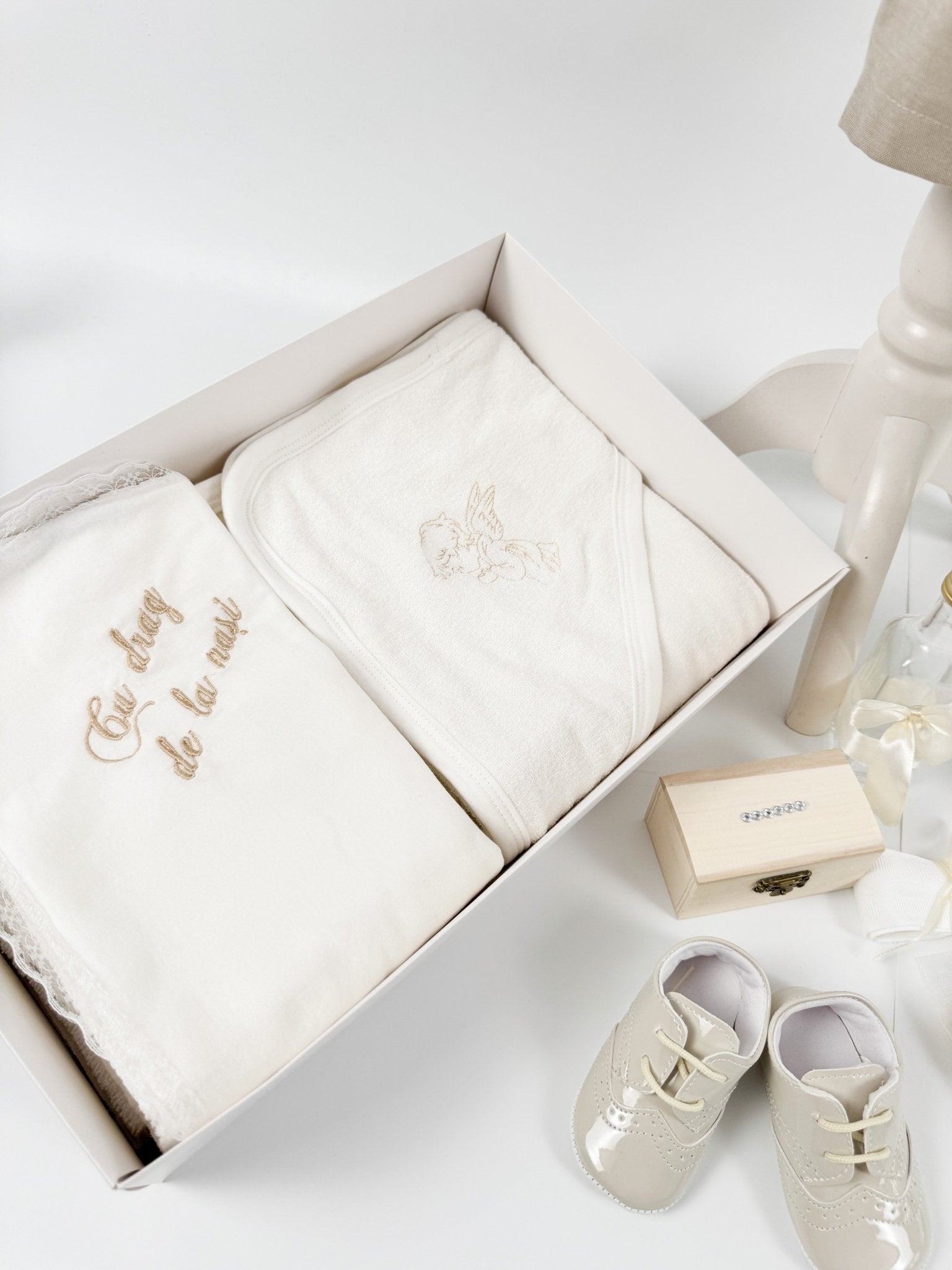 Trusou botez complet cu hainute si lumanare personalizata hand made - Clau - Botez bebelusi