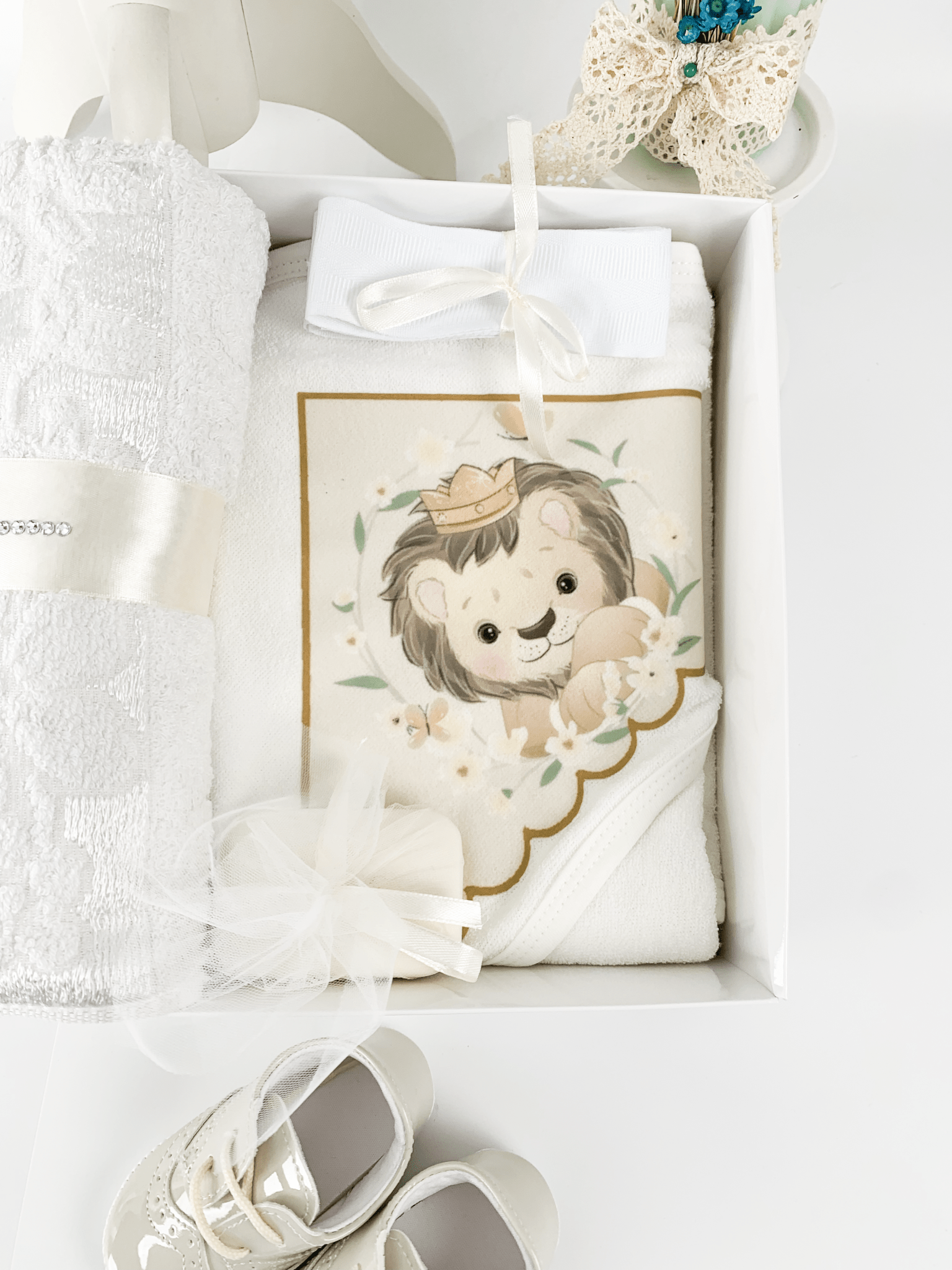 Trusou botez complet cu hainute si lumanare personalizata hand made - Martin - Botez bebelusi