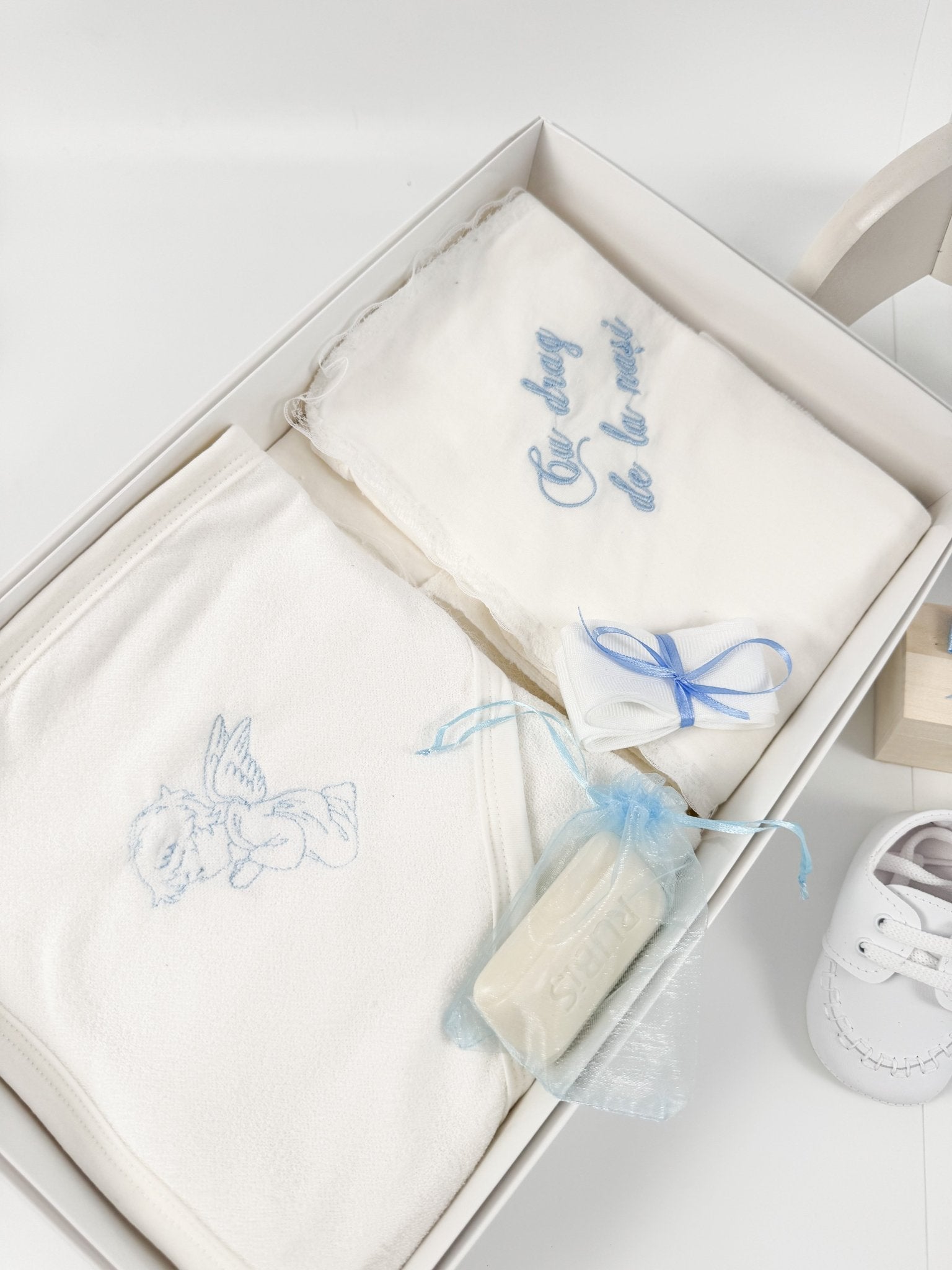 Trusou botez complet cu hainute si lumanare personalizata hand made - Mitrache - Botez bebelusi
