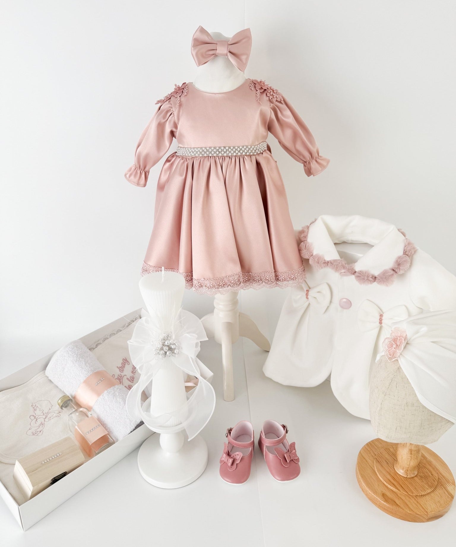 Trusou botez complet cu rochita eleganta, palton si lumanare personalizata manual - Anes - Botez bebelusi