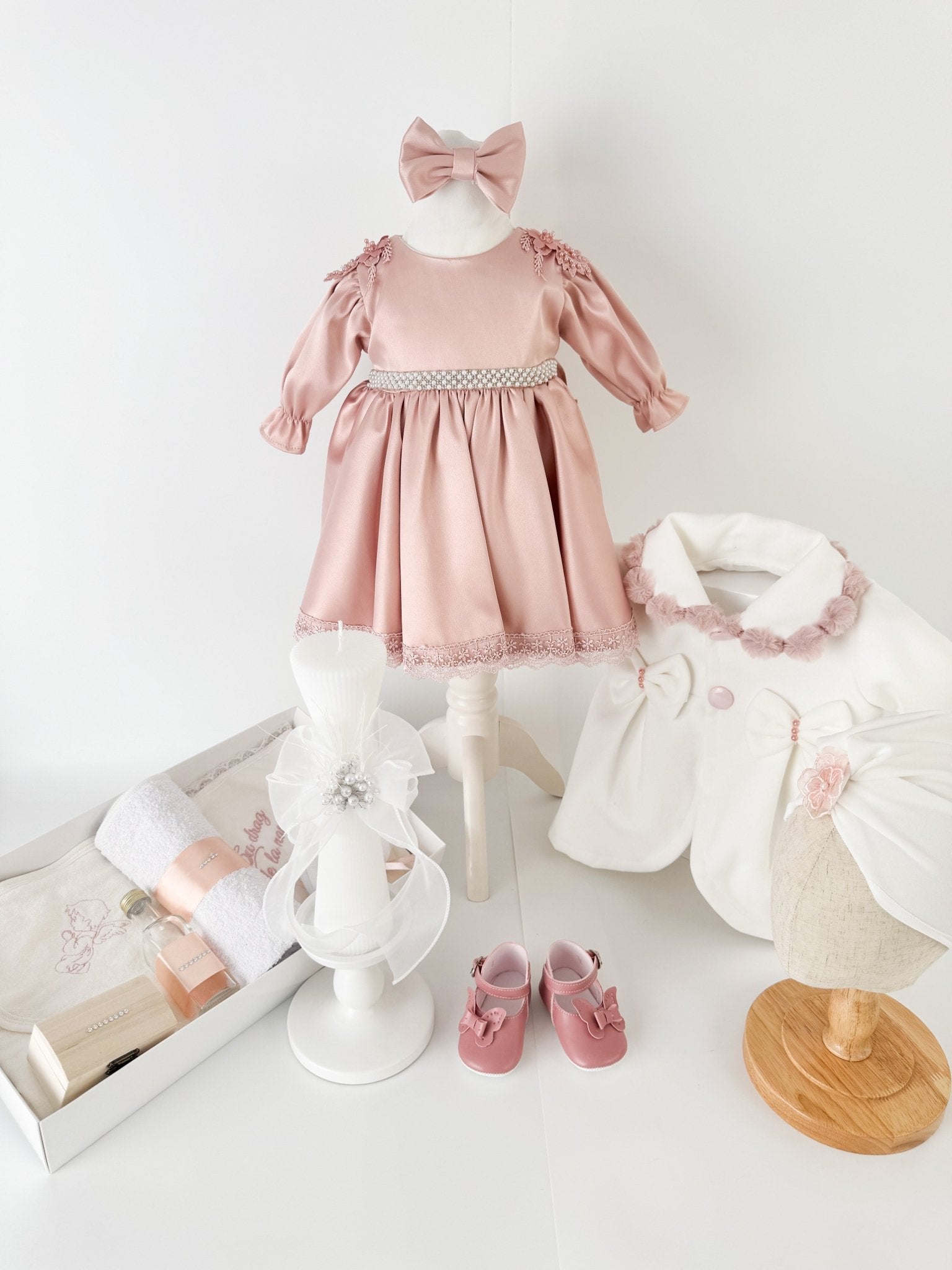 Trusou botez complet cu rochita eleganta, palton si lumanare personalizata manual - Anes - Botez bebelusi