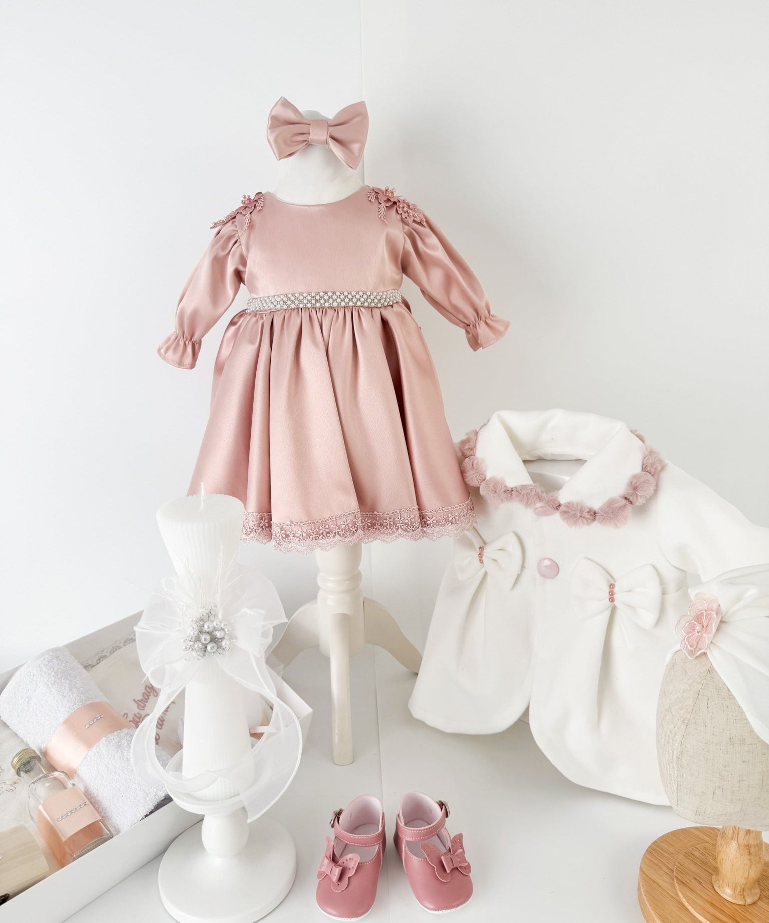Trusou botez complet cu rochita eleganta, palton si lumanare personalizata manual - Anes - Botez bebelusi