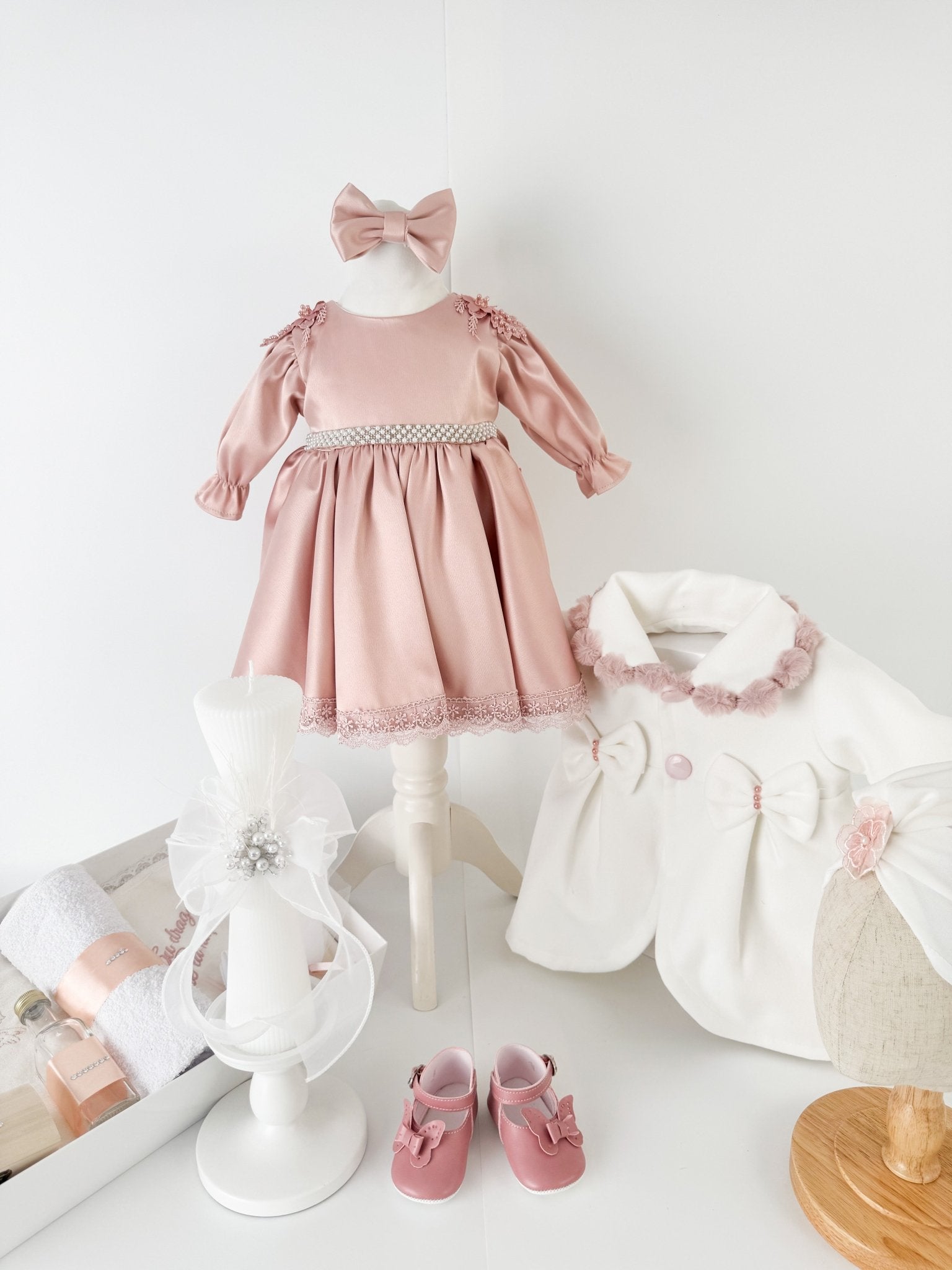 Trusou botez complet cu rochita eleganta, palton si lumanare personalizata manual - Anes - Botez bebelusi