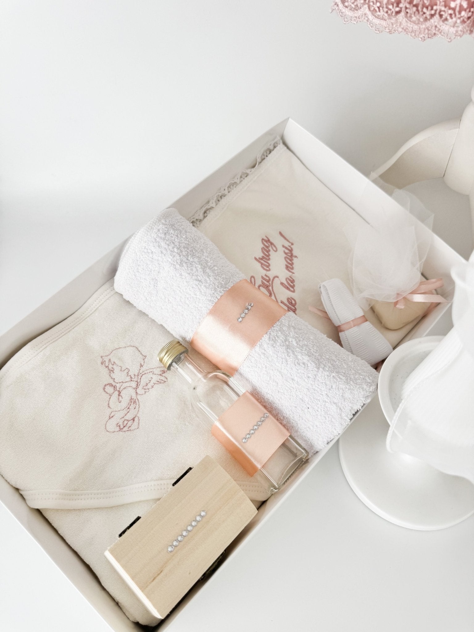 Trusou botez complet cu rochita eleganta, palton si lumanare personalizata manual - Anes - Botez bebelusi