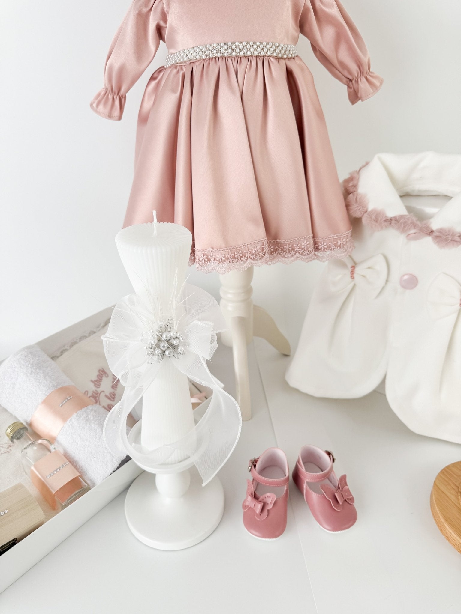 Trusou botez complet cu rochita eleganta, palton si lumanare personalizata manual - Anes - Botez bebelusi