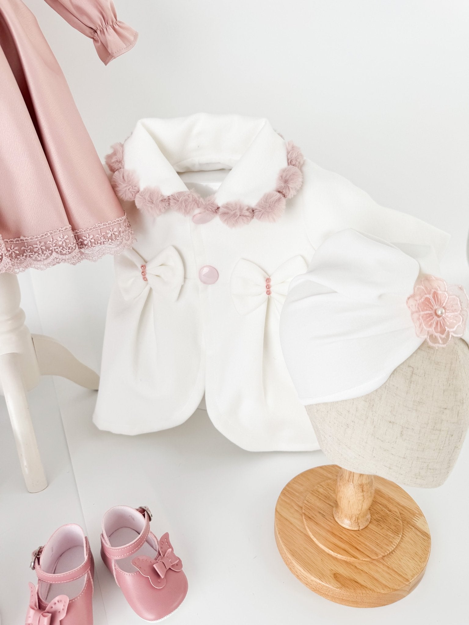 Trusou botez complet cu rochita eleganta, palton si lumanare personalizata manual - Anes - Botez bebelusi
