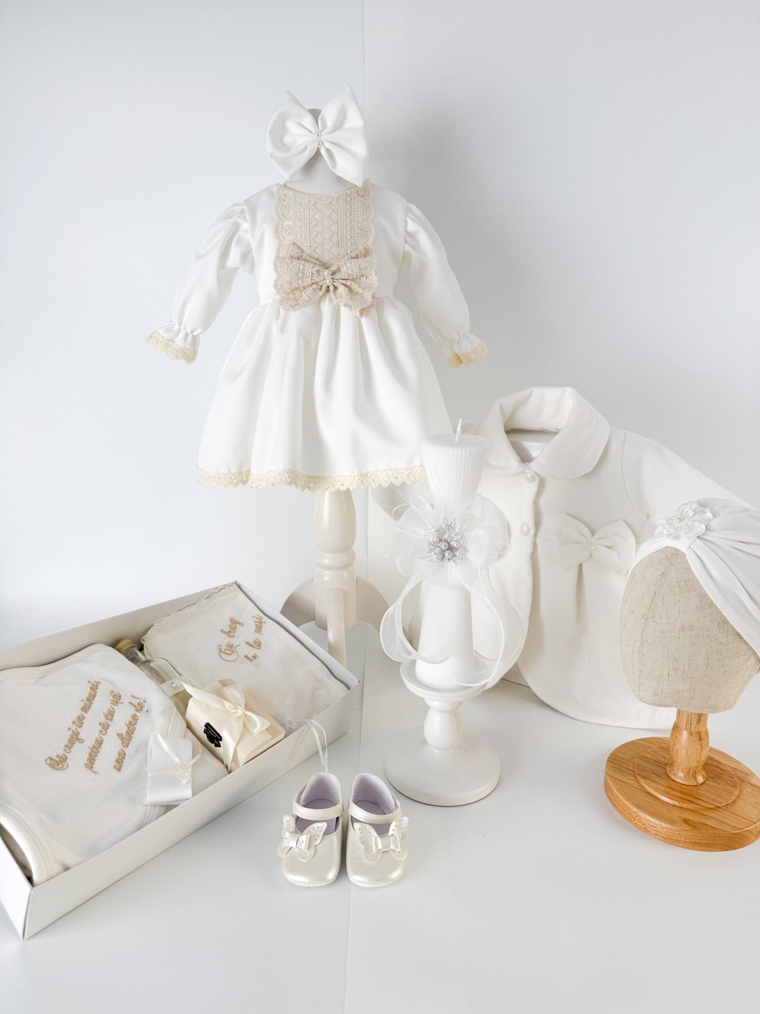 Trusou botez complet cu rochita eleganta, palton si lumanare personalizata manual - Ava - Botez bebelusi