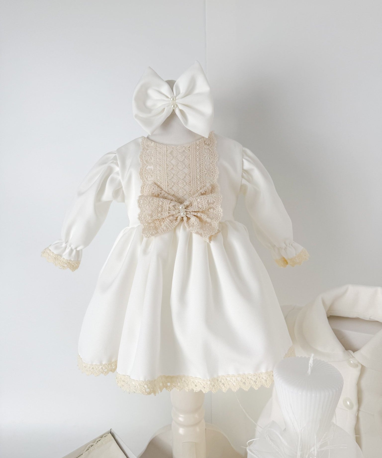 Trusou botez complet cu rochita eleganta, palton si lumanare personalizata manual - Ava - Botez bebelusi