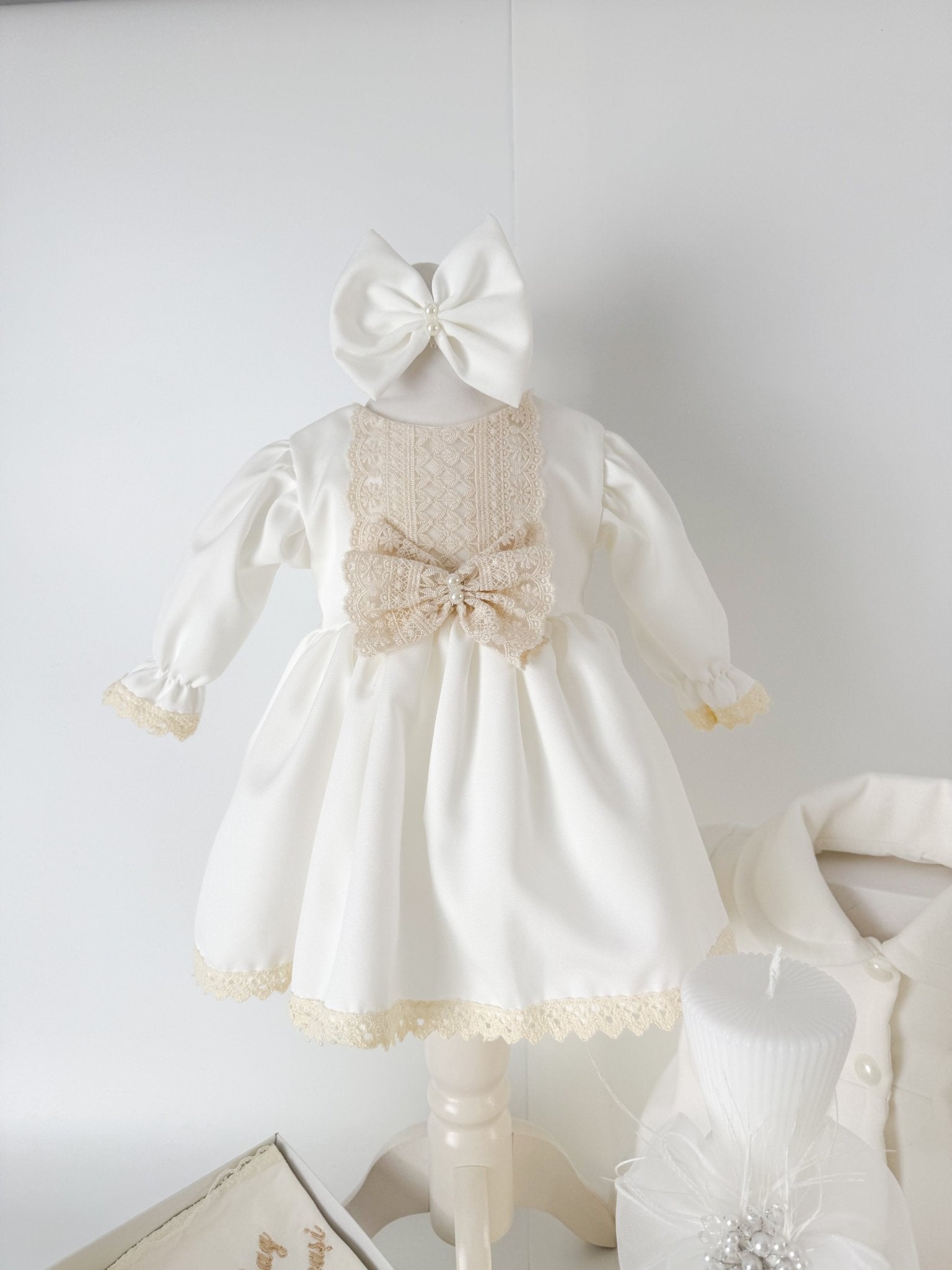 Trusou botez complet cu rochita eleganta, palton si lumanare personalizata manual - Ava - Botez bebelusi