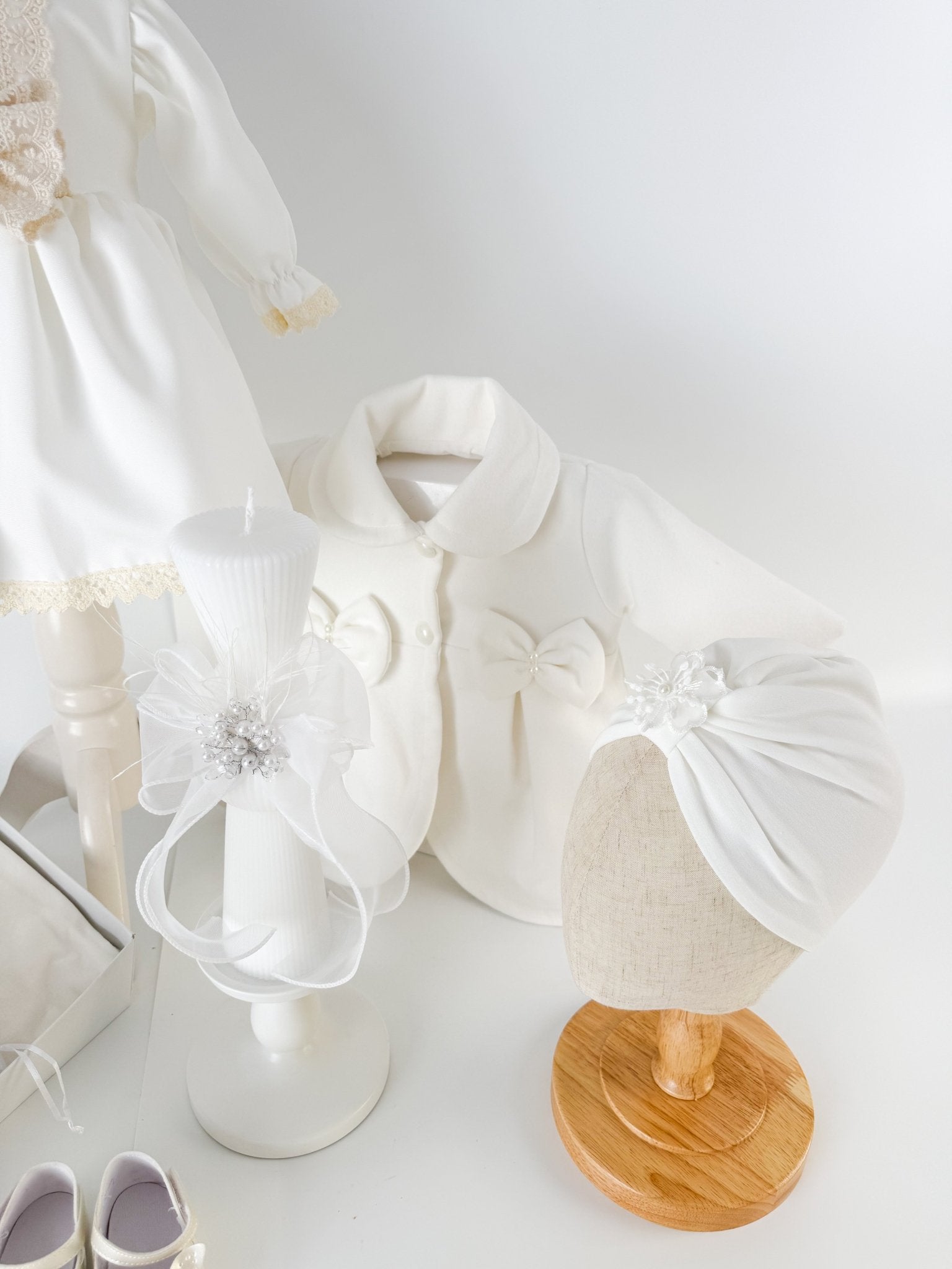Trusou botez complet cu rochita eleganta, palton si lumanare personalizata manual - Ava - Botez bebelusi