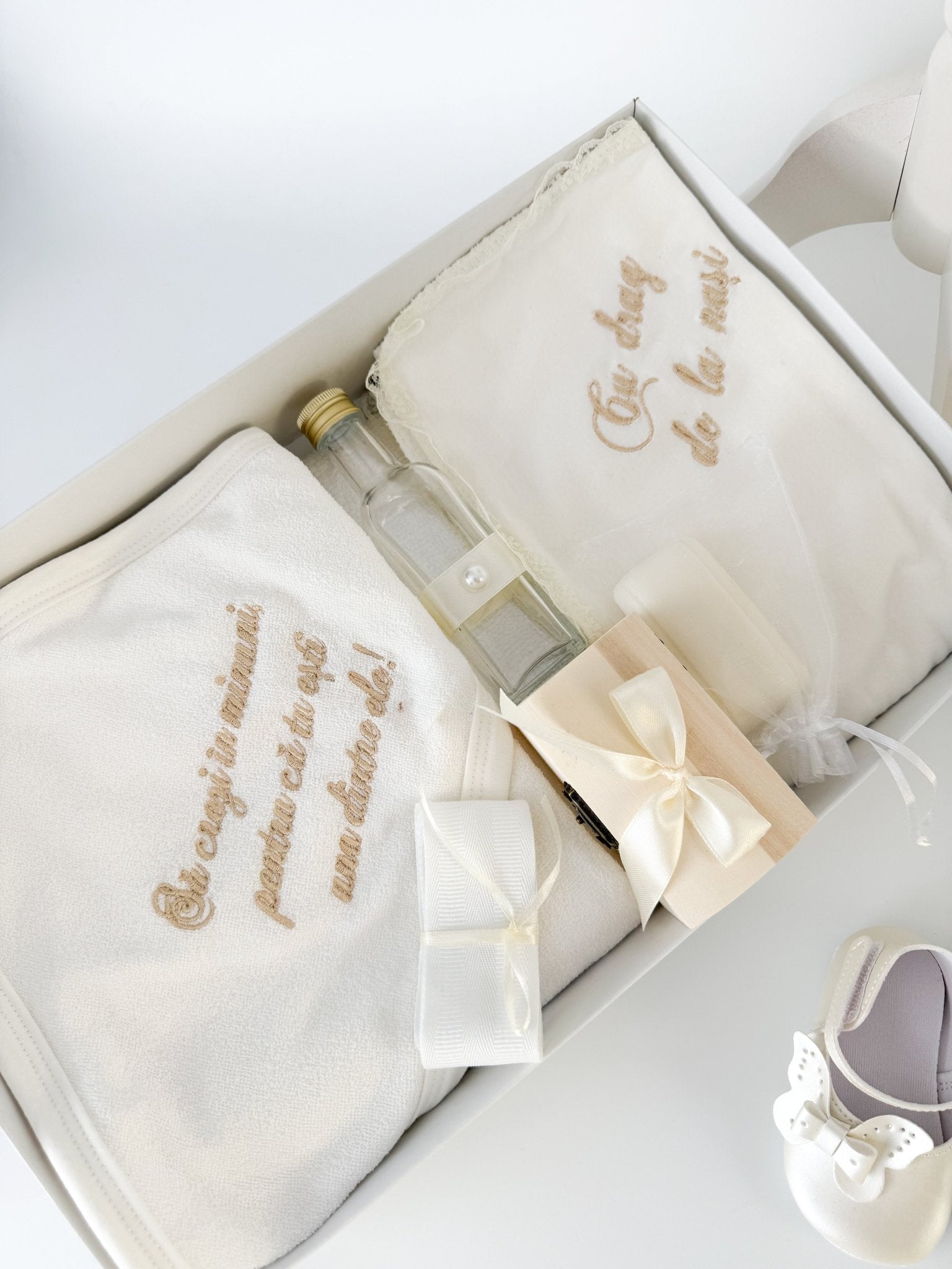 Trusou botez complet cu rochita eleganta, palton si lumanare personalizata manual - Ava - Botez bebelusi