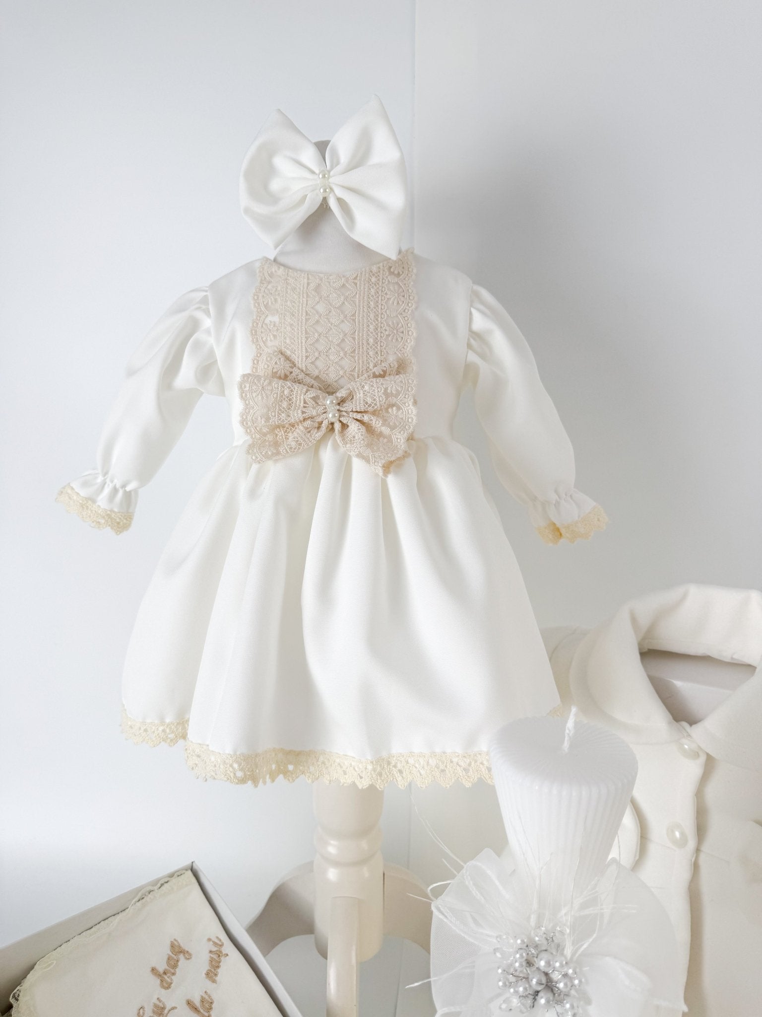 Trusou botez complet cu rochita eleganta, palton si lumanare personalizata manual - Ava - Botez bebelusi