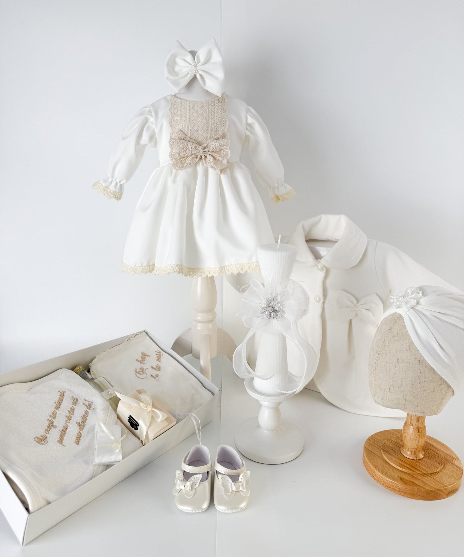 Trusou botez complet cu rochita eleganta, palton si lumanare personalizata manual - Ava - Botez bebelusi