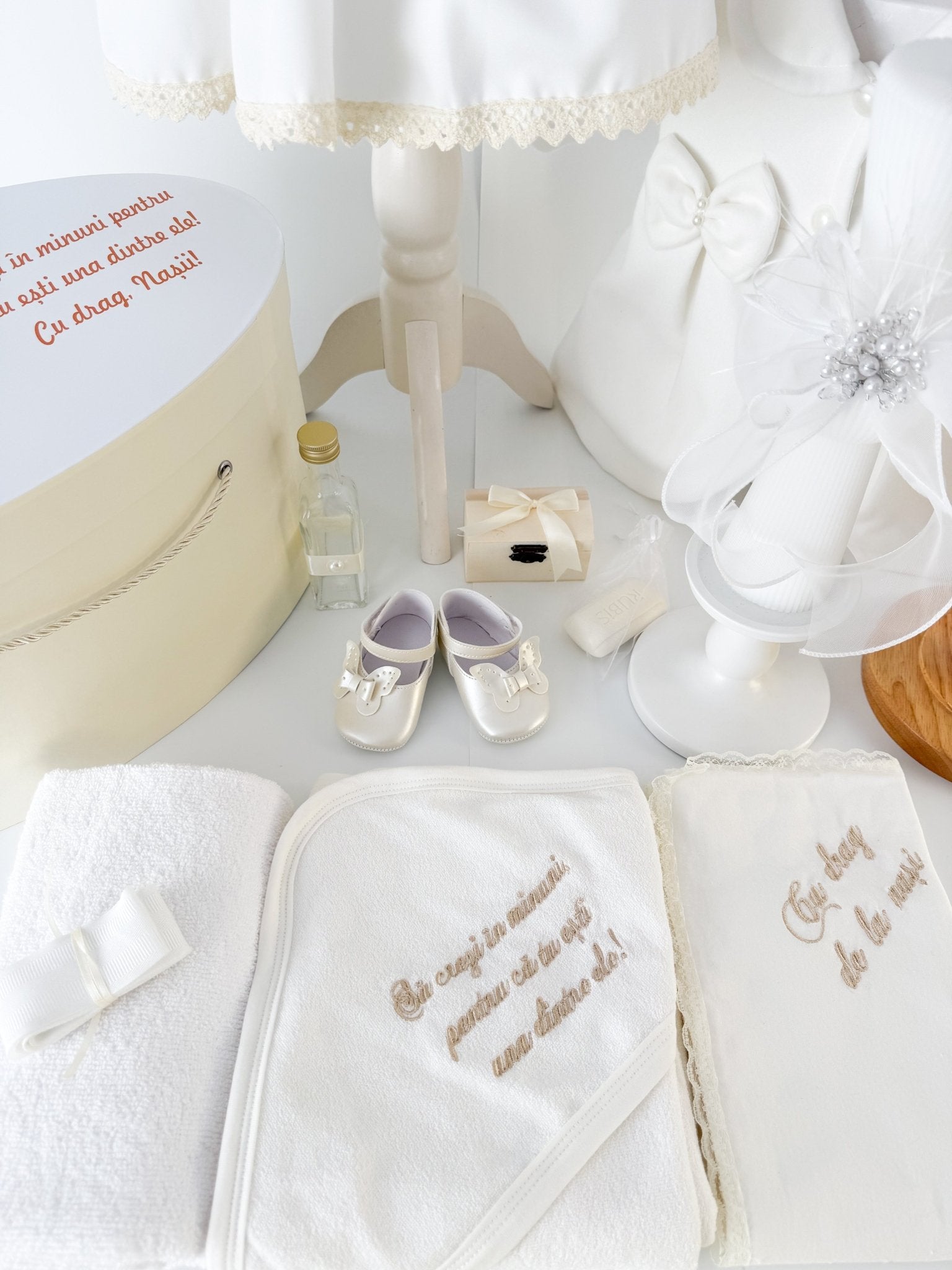 Trusou botez complet cu rochita eleganta, palton si lumanare personalizata manual - Celeste - Botez bebelusi