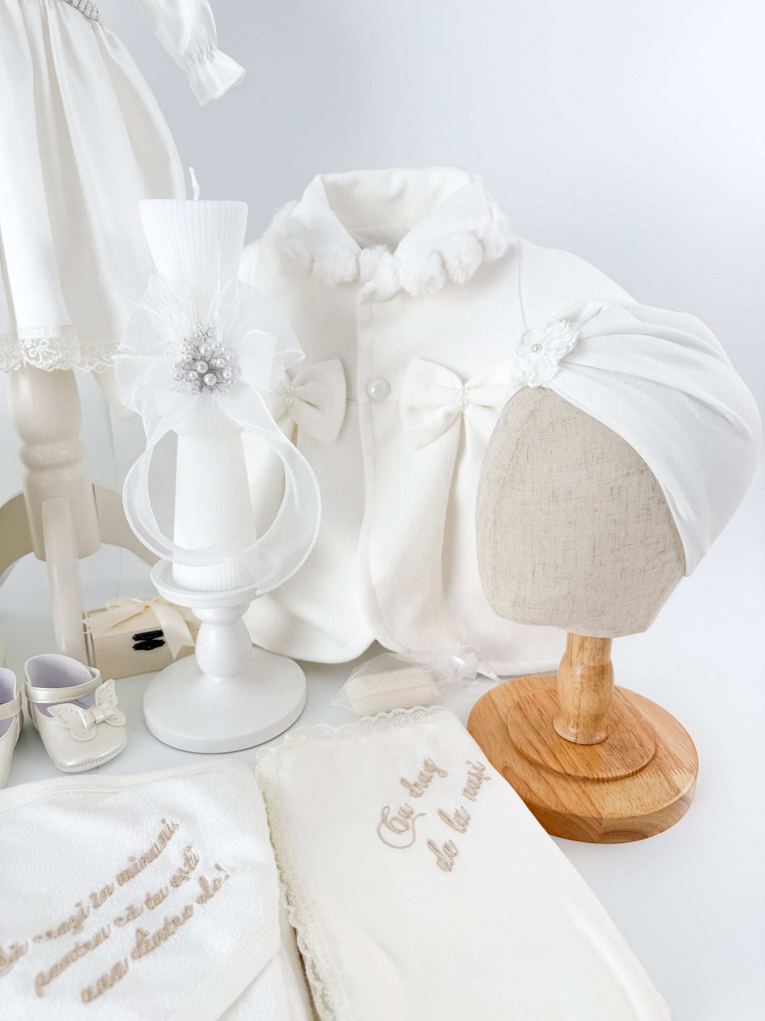 Trusou botez complet cu rochita eleganta, palton si lumanare personalizata manual - Cristina - Botez bebelusi