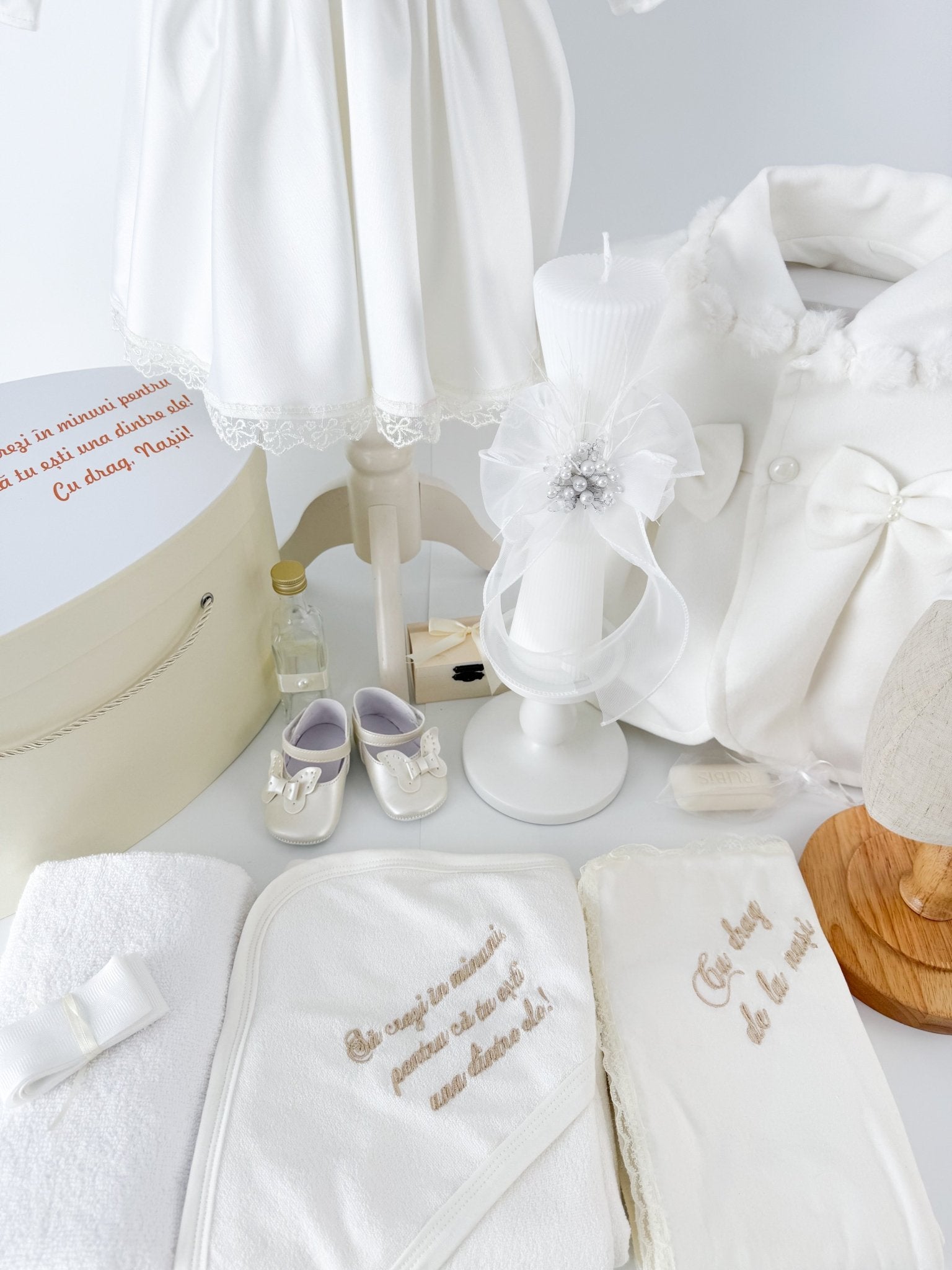 Trusou botez complet cu rochita eleganta, palton si lumanare personalizata manual - Cristina - Botez bebelusi