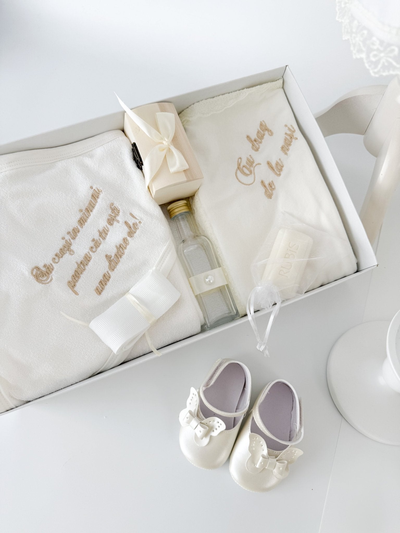 Trusou botez complet cu rochita eleganta, palton si lumanare personalizata manual - Cristinuta - Botez bebelusi