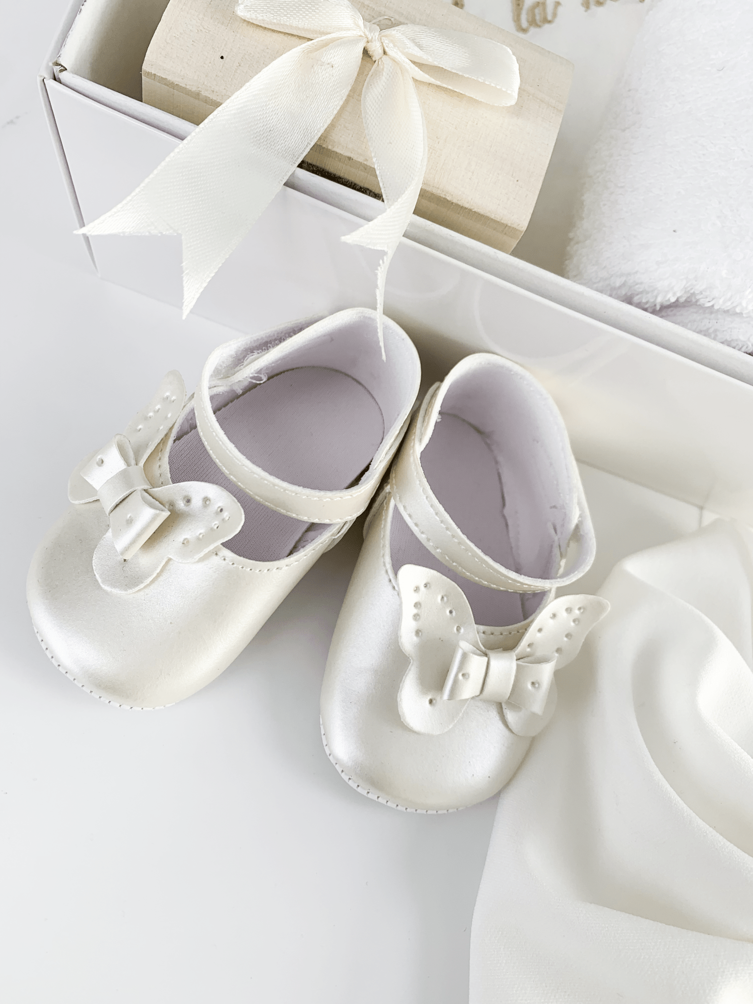 Trusou botez complet cu rochita eleganta, paltonas si lumanare personalizata manual - Carluta - Botez bebelusi