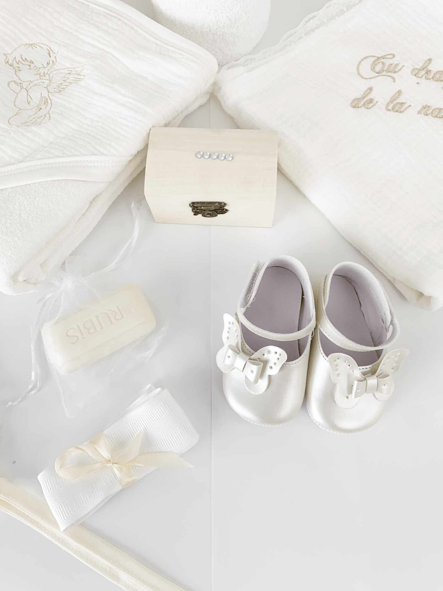 Trusou botez complet cu rochita eleganta si lumanare ceara naturala - Inez - Botez bebelusi