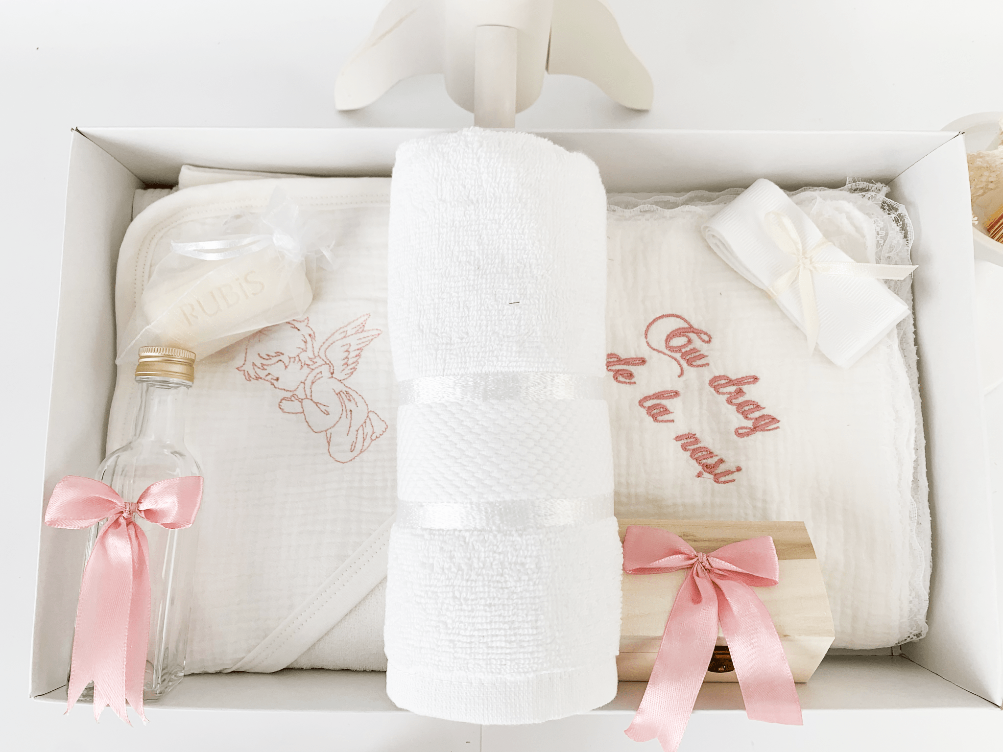Trusou botez complet cu rochita eleganta si lumanare personalizata hand made - Anelys - Botez bebelusi