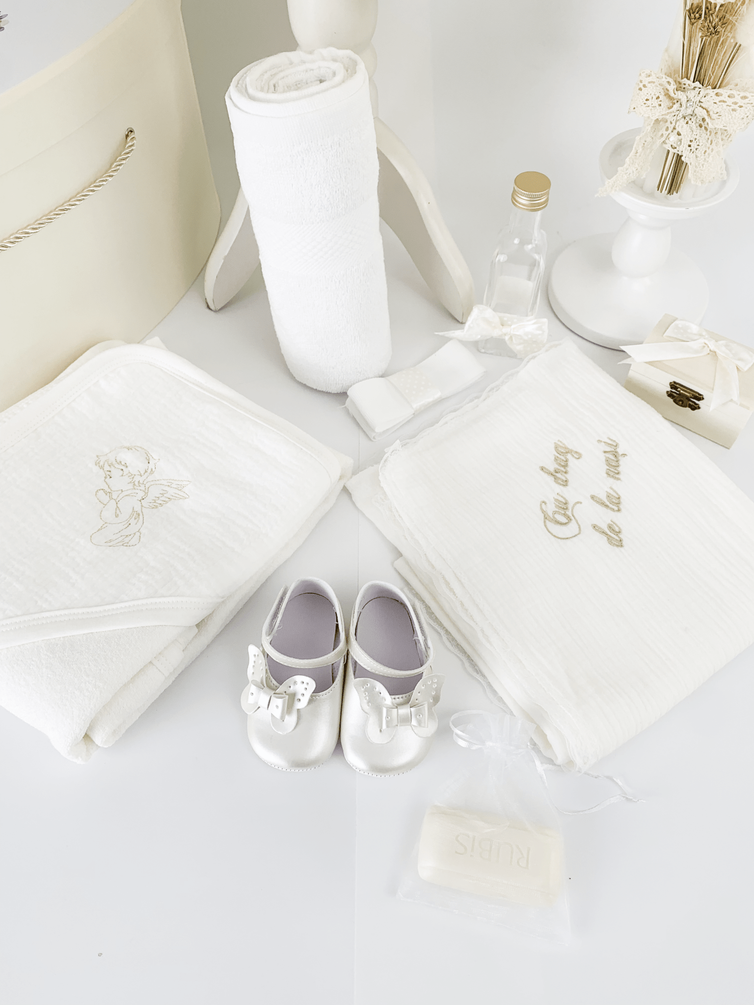 Trusou botez complet cu rochita eleganta si lumanare personalizata hand made - Gineva - Botez bebelusi