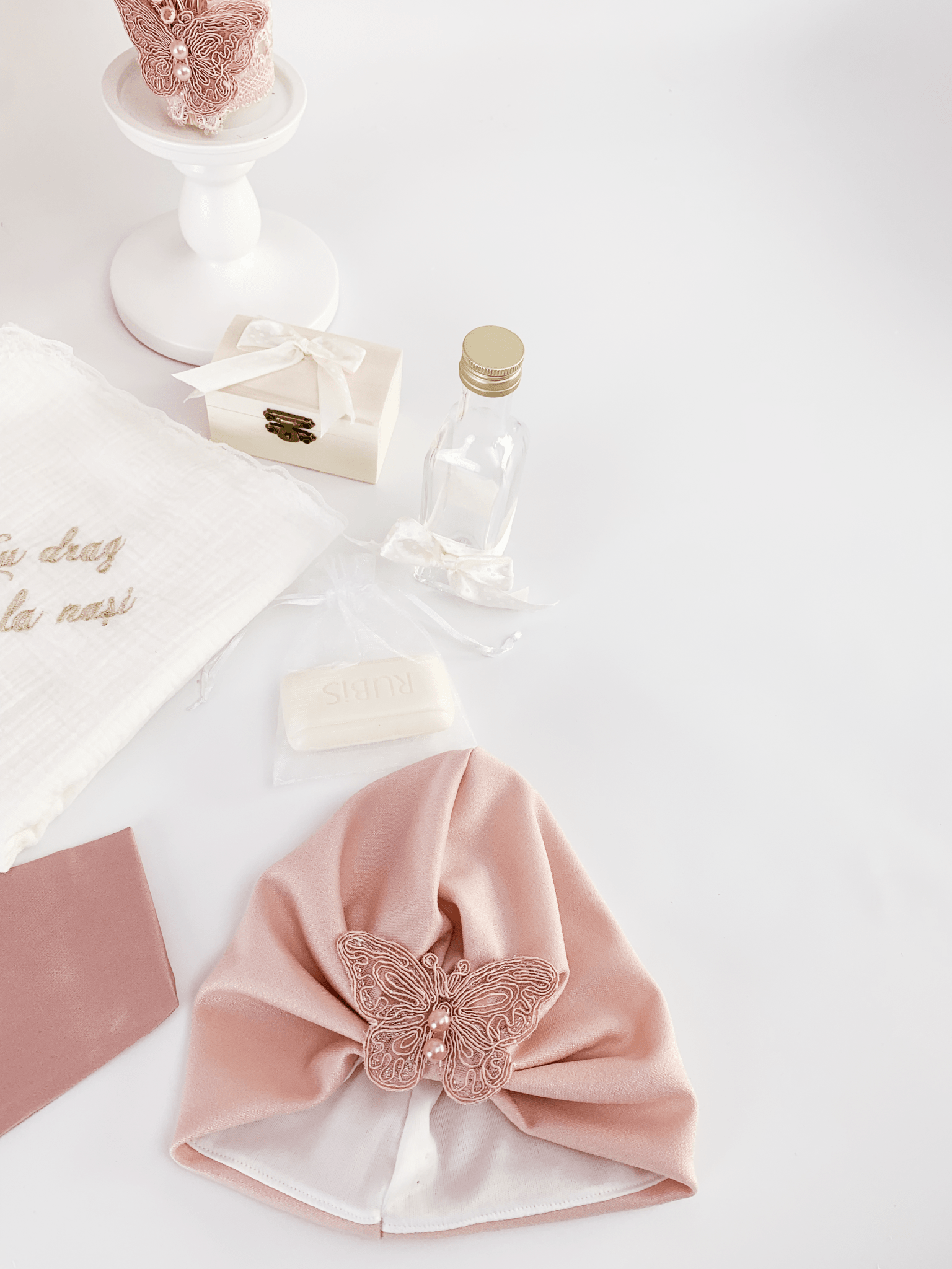 Trusou botez complet cu rochita eleganta si lumanare personalizata hand made - Olimpia - Botez bebelusi