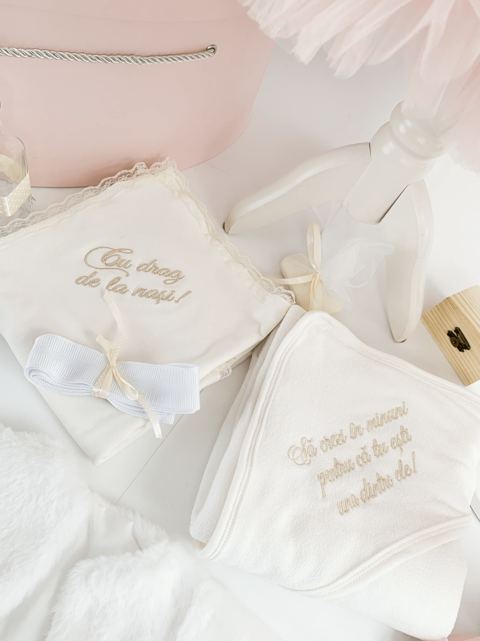 Trusou botez complet cu rochita eleganta si lumanare personalizata manual - Adelaide - Botez bebelusi