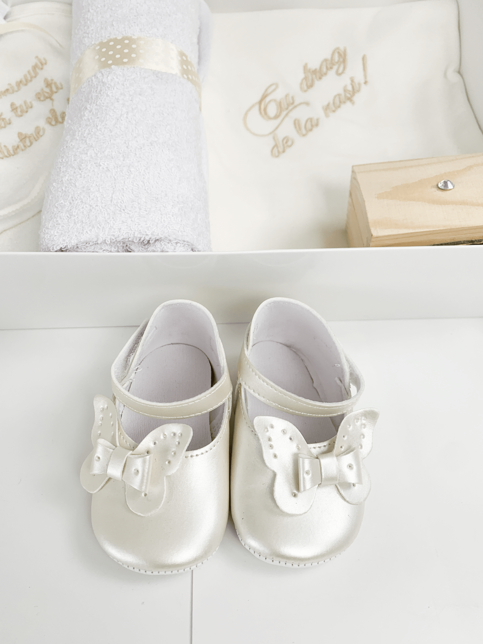 Trusou botez complet cu rochita eleganta si lumanare personalizata manual - Aurelia - Botez bebelusi
