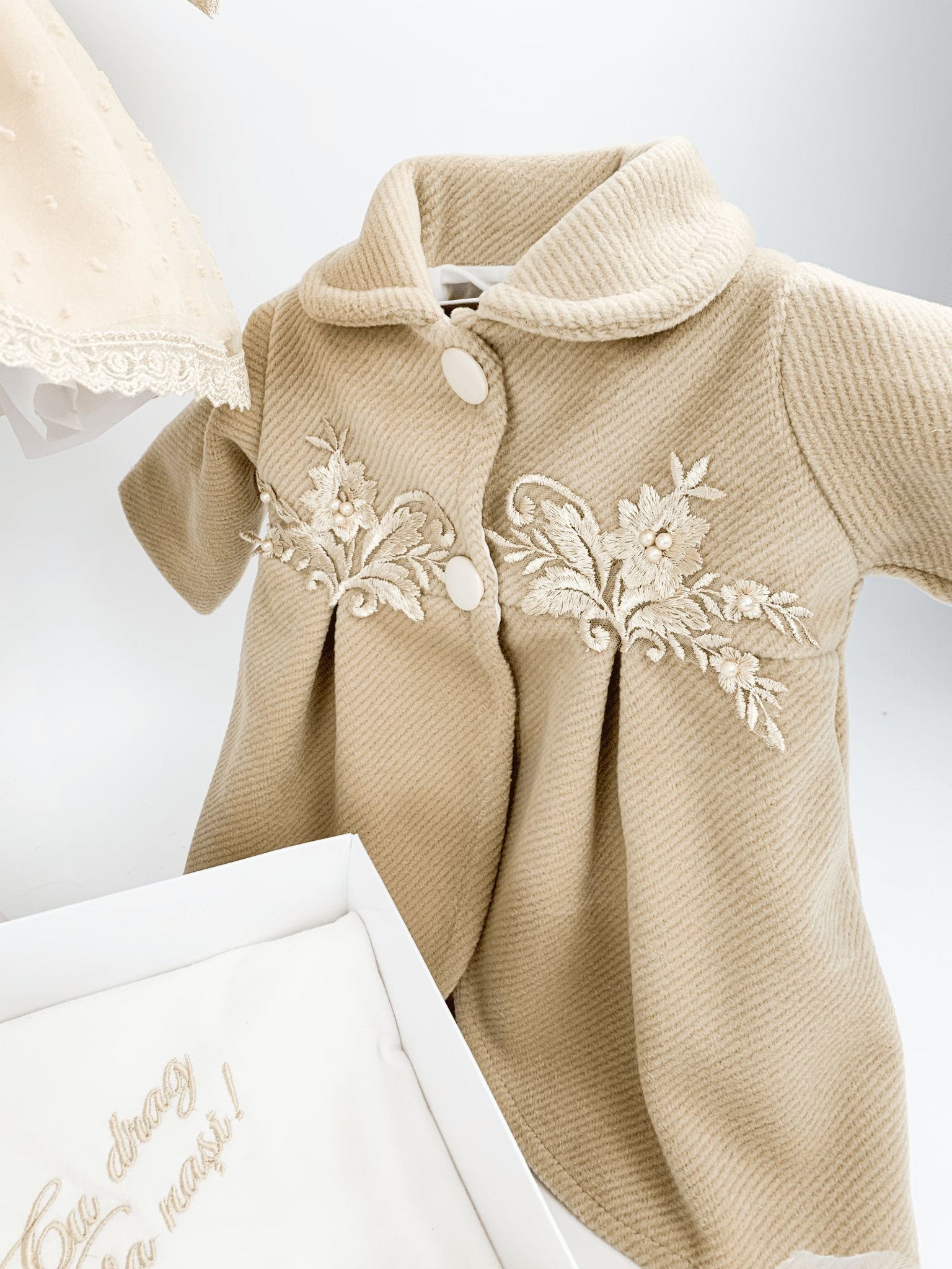 Trusou botez complet cu rochita eleganta si lumanare personalizata manual - Aurelia - Botez bebelusi