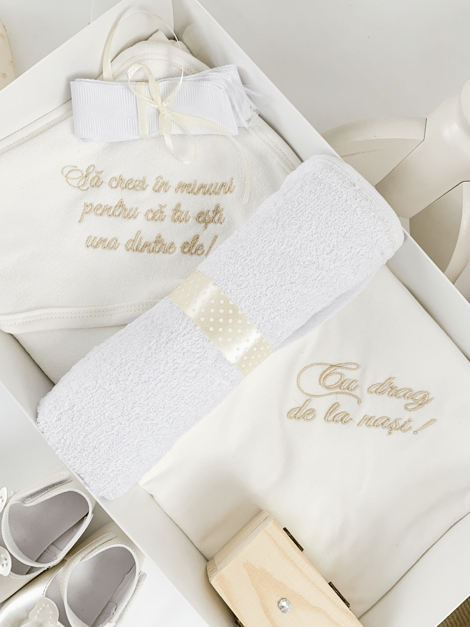 Trusou botez complet cu rochita eleganta si lumanare personalizata manual - Aurelia - Botez bebelusi