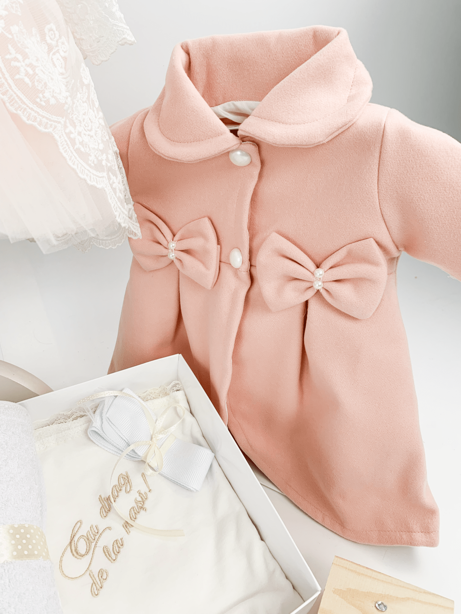 Trusou botez complet cu rochita eleganta si lumanare personalizata manual - Claire - Botez bebelusi