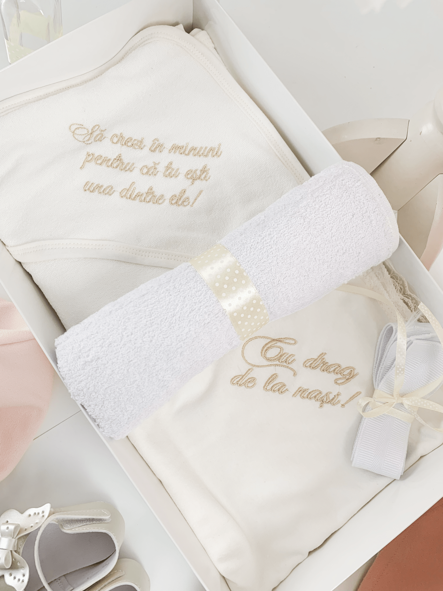 Trusou botez complet cu rochita eleganta si lumanare personalizata manual - Claire - Botez bebelusi