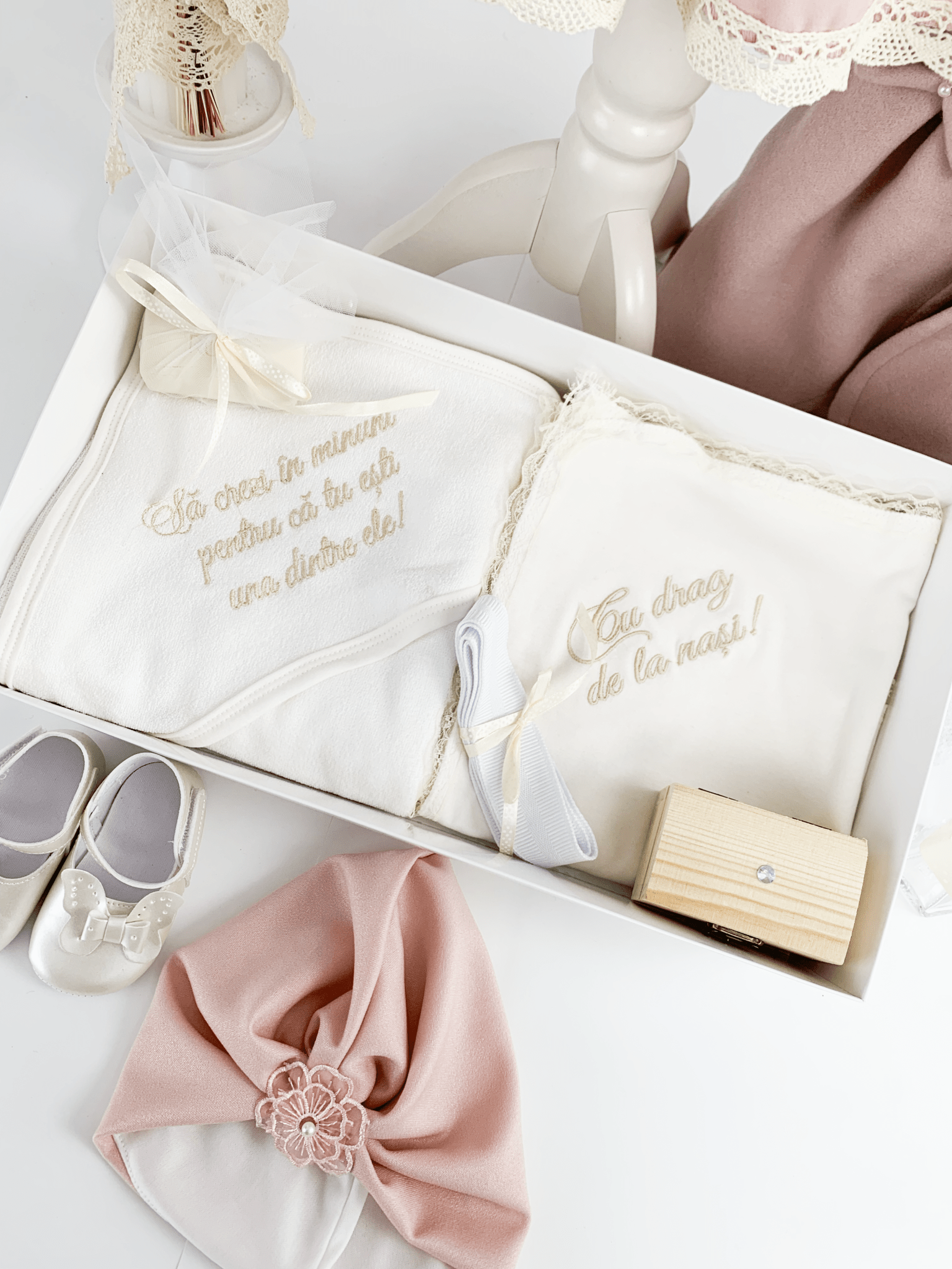 Trusou botez complet cu rochita eleganta si lumanare personalizata manual - Cristinica - Botez bebelusi