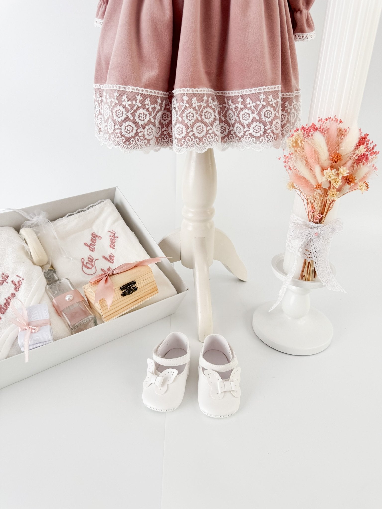 Trusou botez complet cu rochita eleganta si lumanare personalizata manual - Dienuta - Botez bebelusi