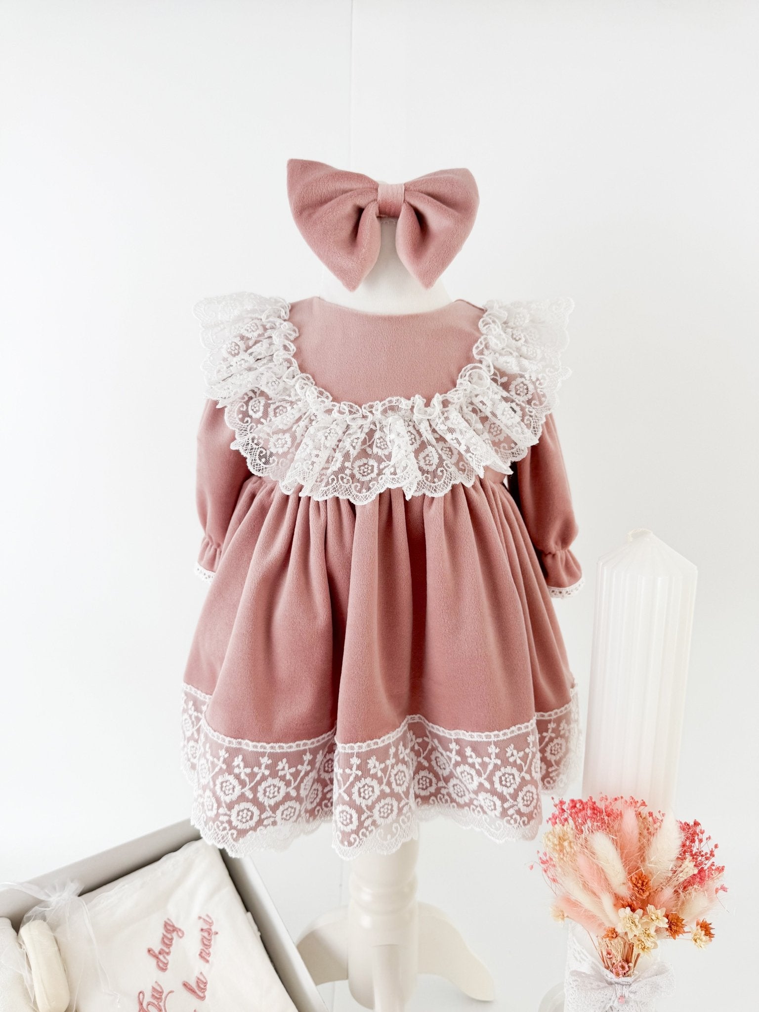 Trusou botez complet cu rochita eleganta si lumanare personalizata manual - Dienuta - Botez bebelusi